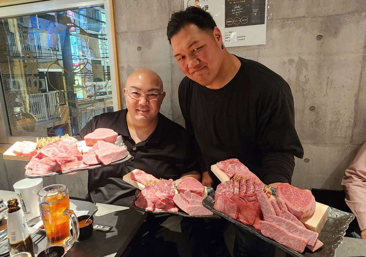 荒磯スペシャル3セットを持つ荒磯親方（左）と元小結松鳳山の松谷裕也さん