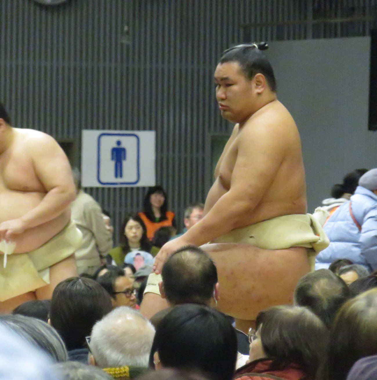 神奈川・小田原市で行われた巡業で、朝稽古の様子を見つめる豊昇龍