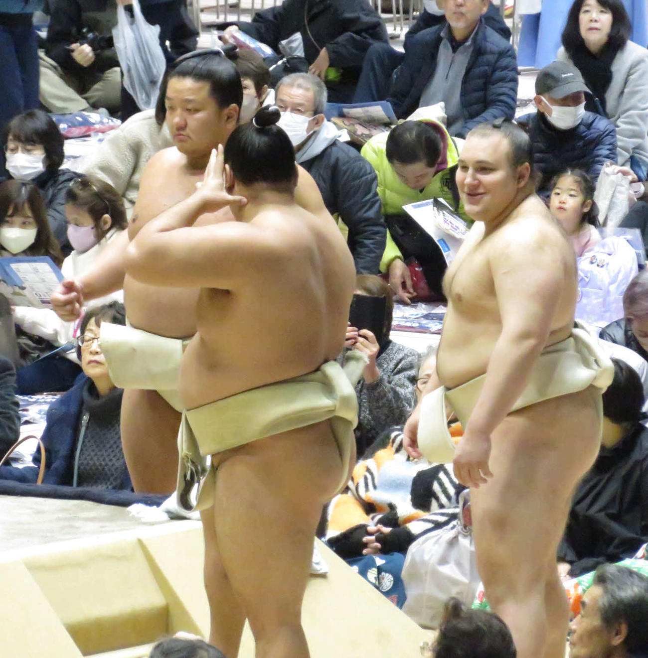 東京・町田市で行われた巡業に参加した安青錦（右）は、朝稽古で霧島（中央）に笑顔であいさつを交わした。左は朝白龍
