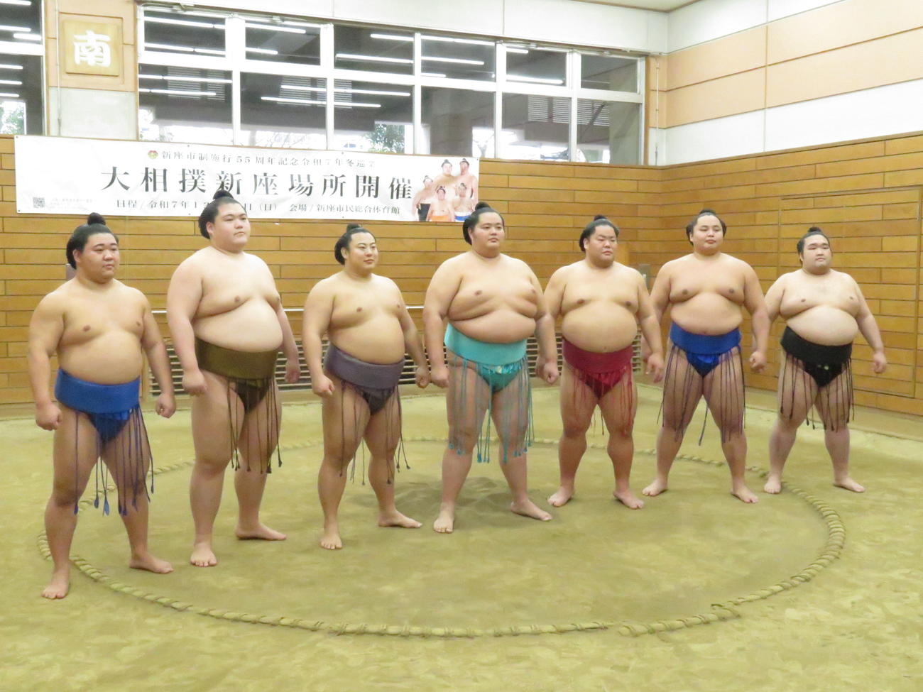 埼玉・新座市で行われた冬巡業最終日に、記念撮影を行った埼玉栄高OBの左から藤ノ川、王鵬、翔猿、琴桜、大栄翔、琴勝峰、豪ノ山