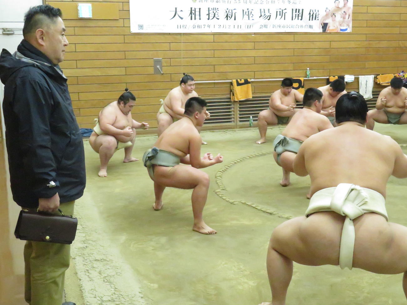 埼玉・新座市での冬巡業最終日に埼玉栄高の山田監督（左端）が見つめる中、同高の現役高校生、OB関取衆らが合同で朝稽古を行った
