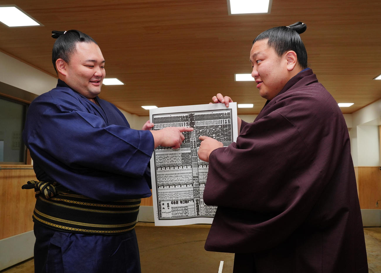 新入幕の朝白龍（右）は再入幕の朝乃山と番付表を見つめる（撮影・垰建太）