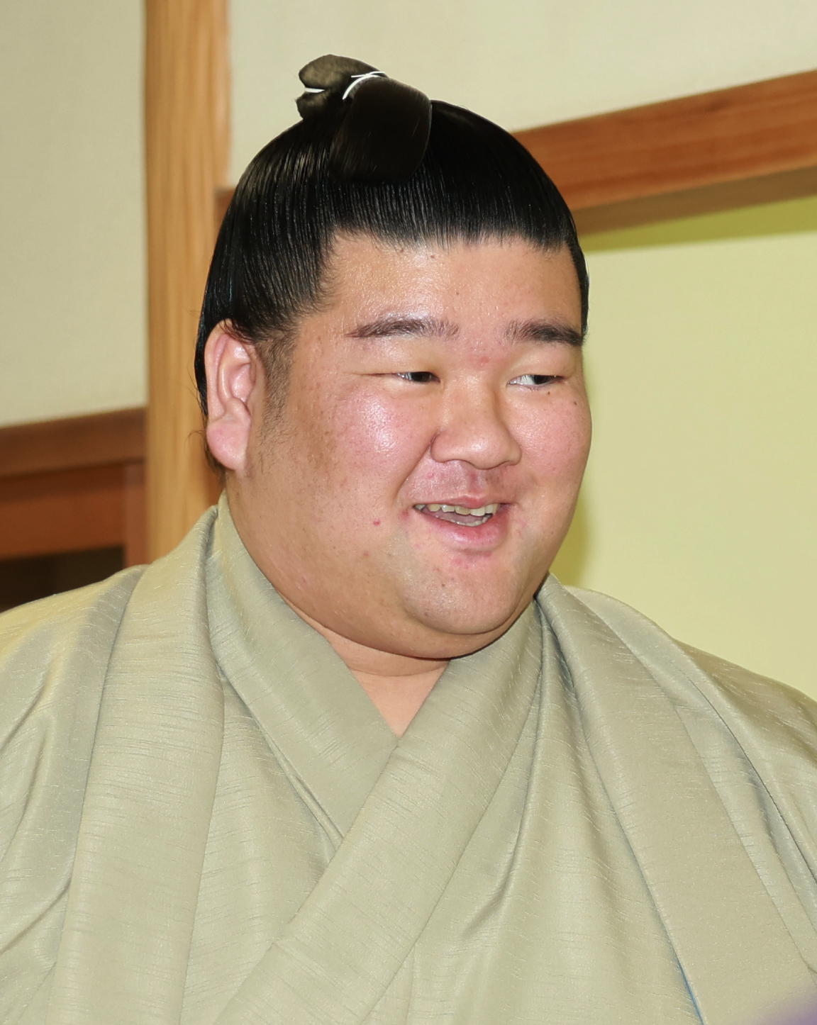 初場所での新入幕がきまり、笑顔をみせる羽出山（撮影・野上伸悟）