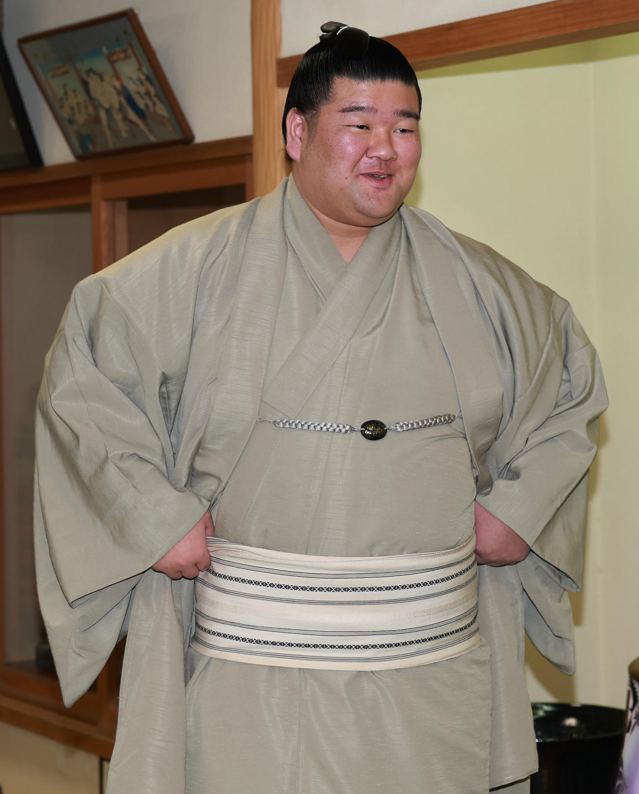 初場所での新入幕がきまり、笑顔をみせる羽出山（撮影・野上伸悟）