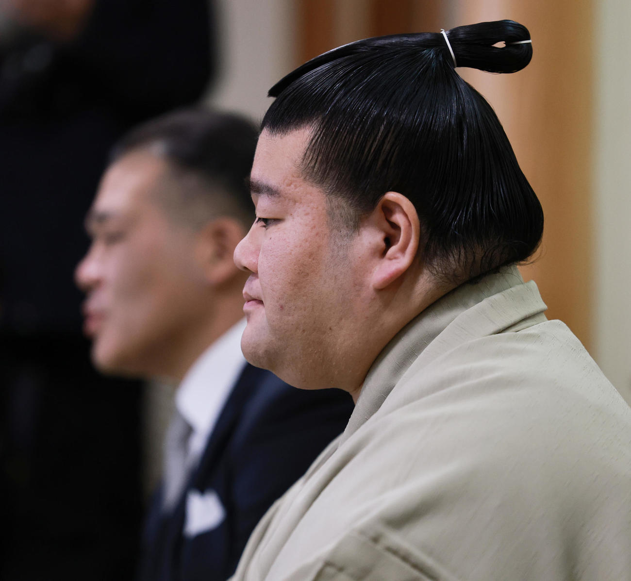 初場所での新入幕を決め、会見する羽出山。奥は玉ノ井親方（撮影・野上伸悟）