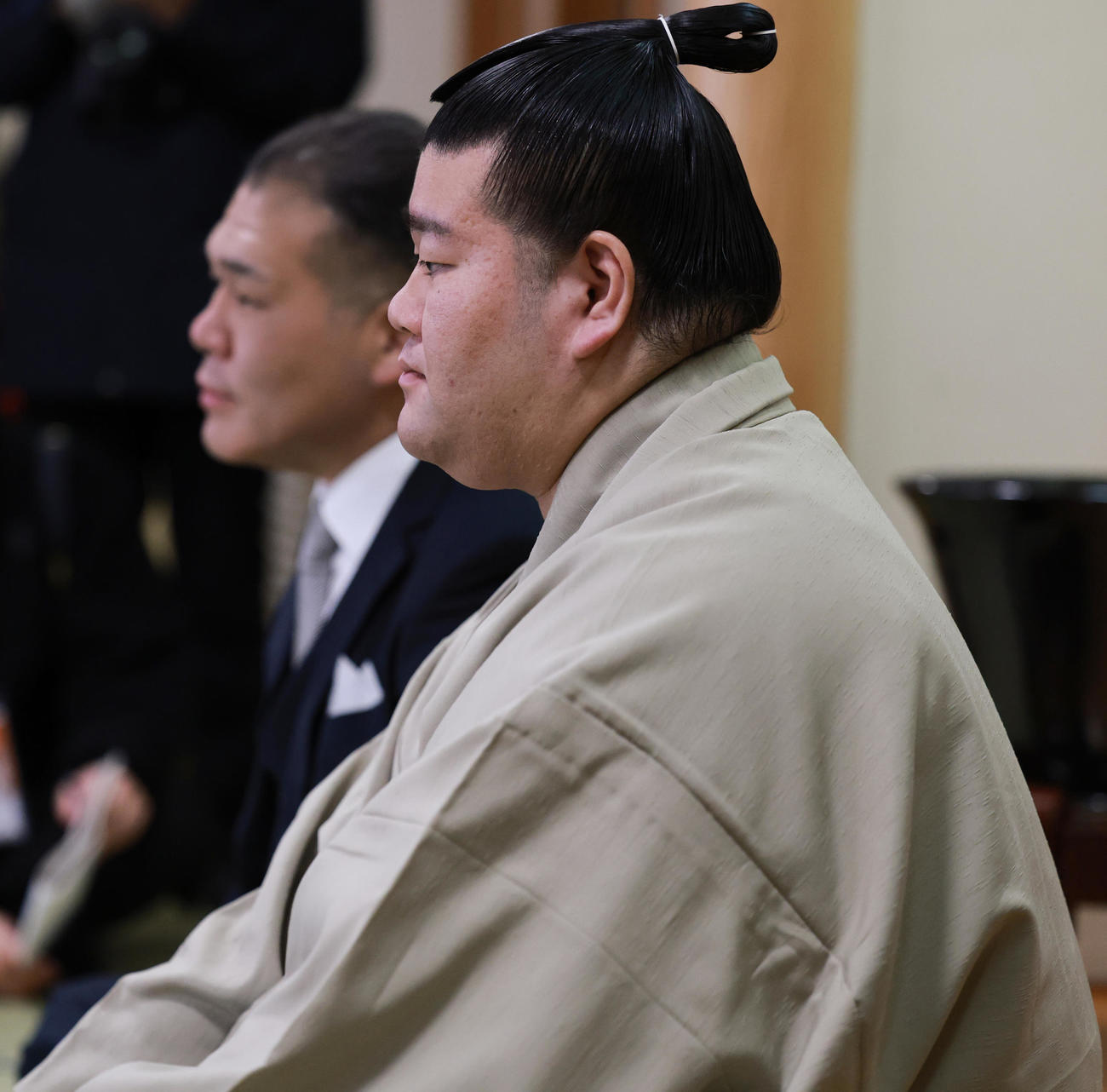 初場所での新入幕を決め、会見する羽出山。奥は玉ノ井親方（撮影・野上伸悟）