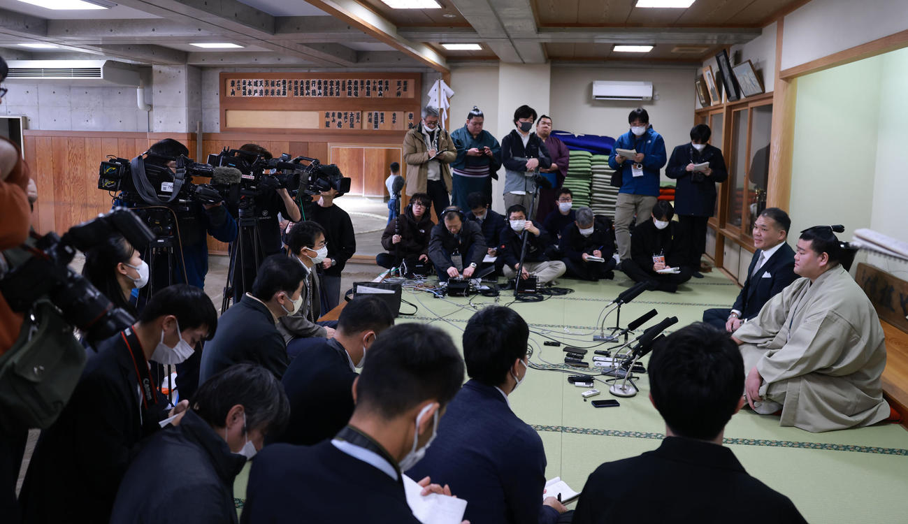 初場所での新入幕を決め、番付表を手にする羽出山。左は玉ノ井親方（撮影・野上伸悟）