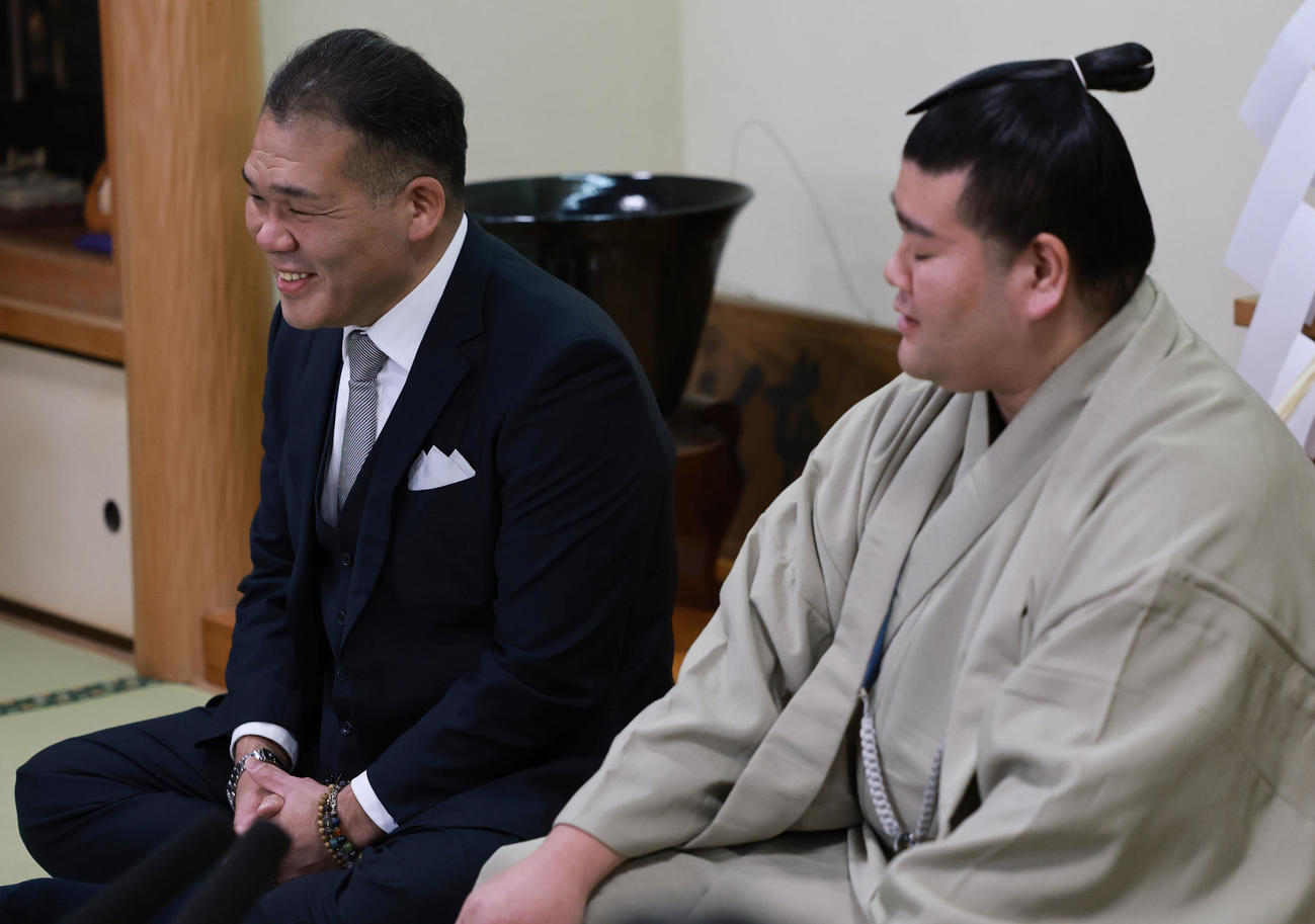 羽出山（手前）が初場所での新入幕を決め、会見で笑顔をみせる玉ノ井親方（撮影・野上伸悟）