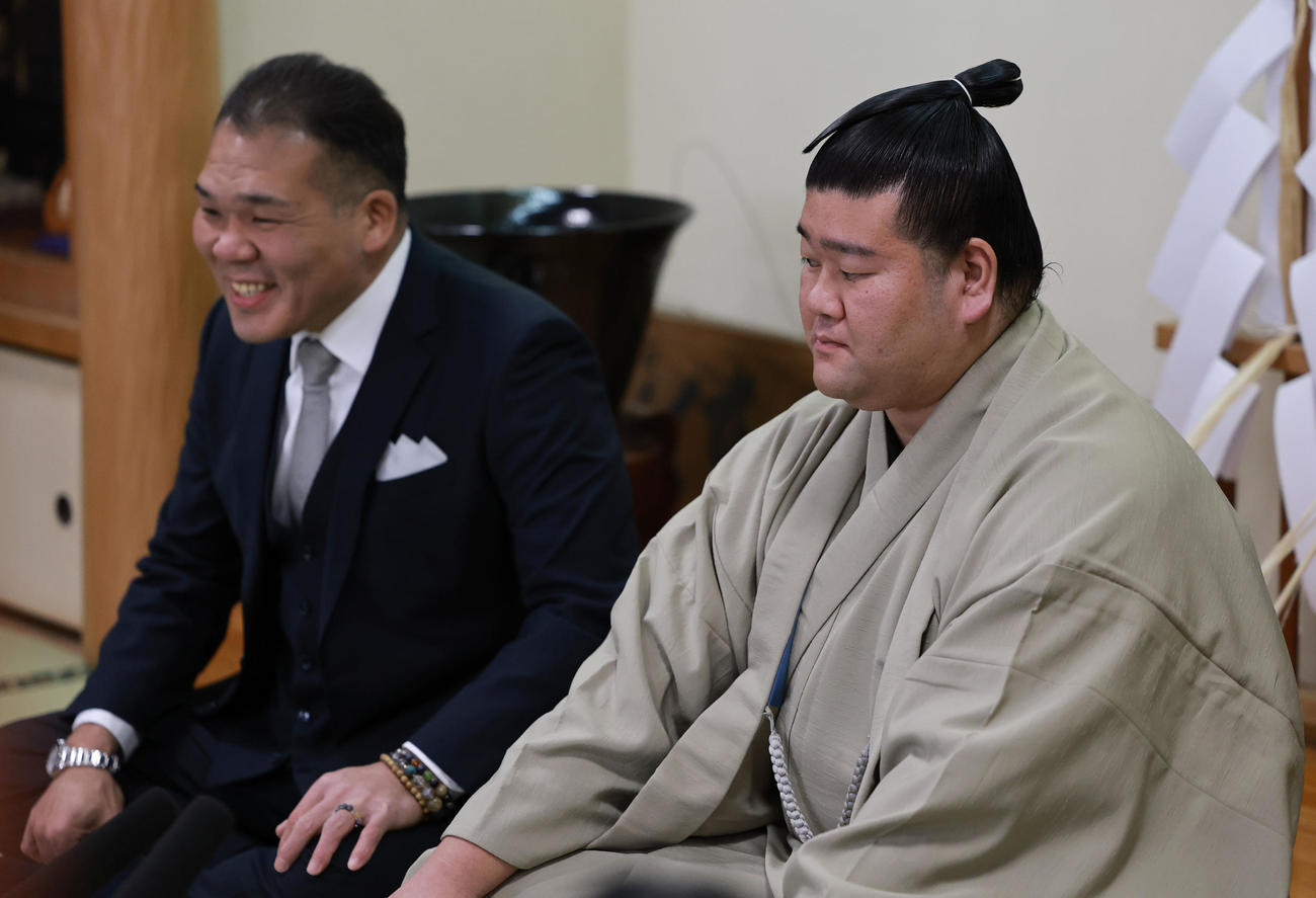 初場所での新入幕を決め、会見する羽出山。左は玉ノ井親方（撮影・野上伸悟）