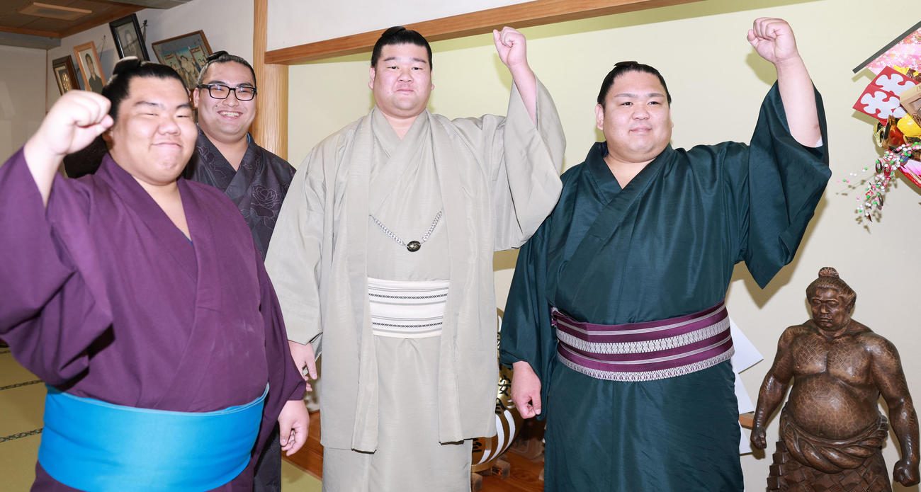 初場所での新入幕が決まり、部屋の力士と喜ぶ羽出山（中央）（撮影・野上伸悟）