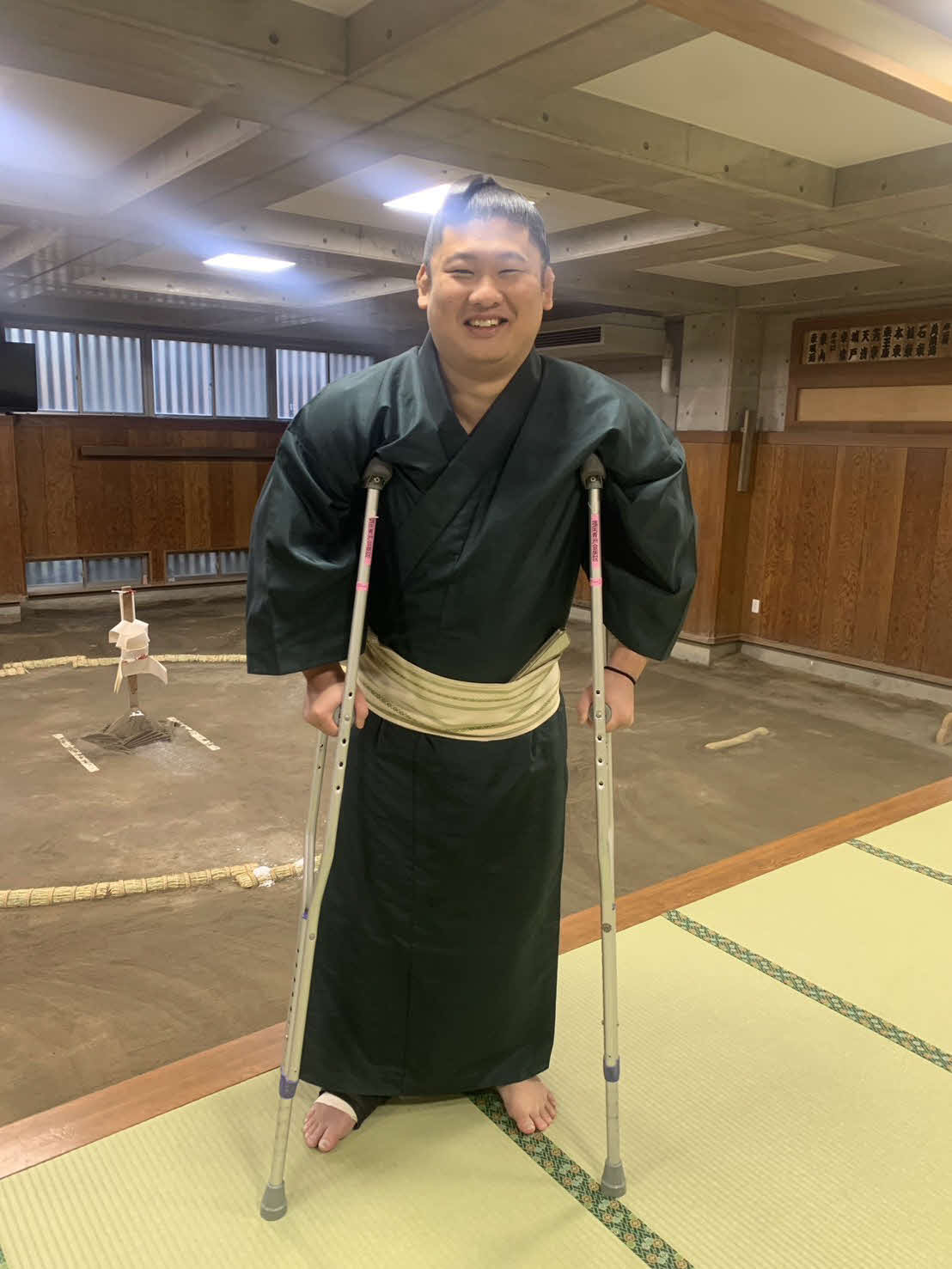 右足甲を負傷し、20日に退院した東俊隆（本人提供写真）