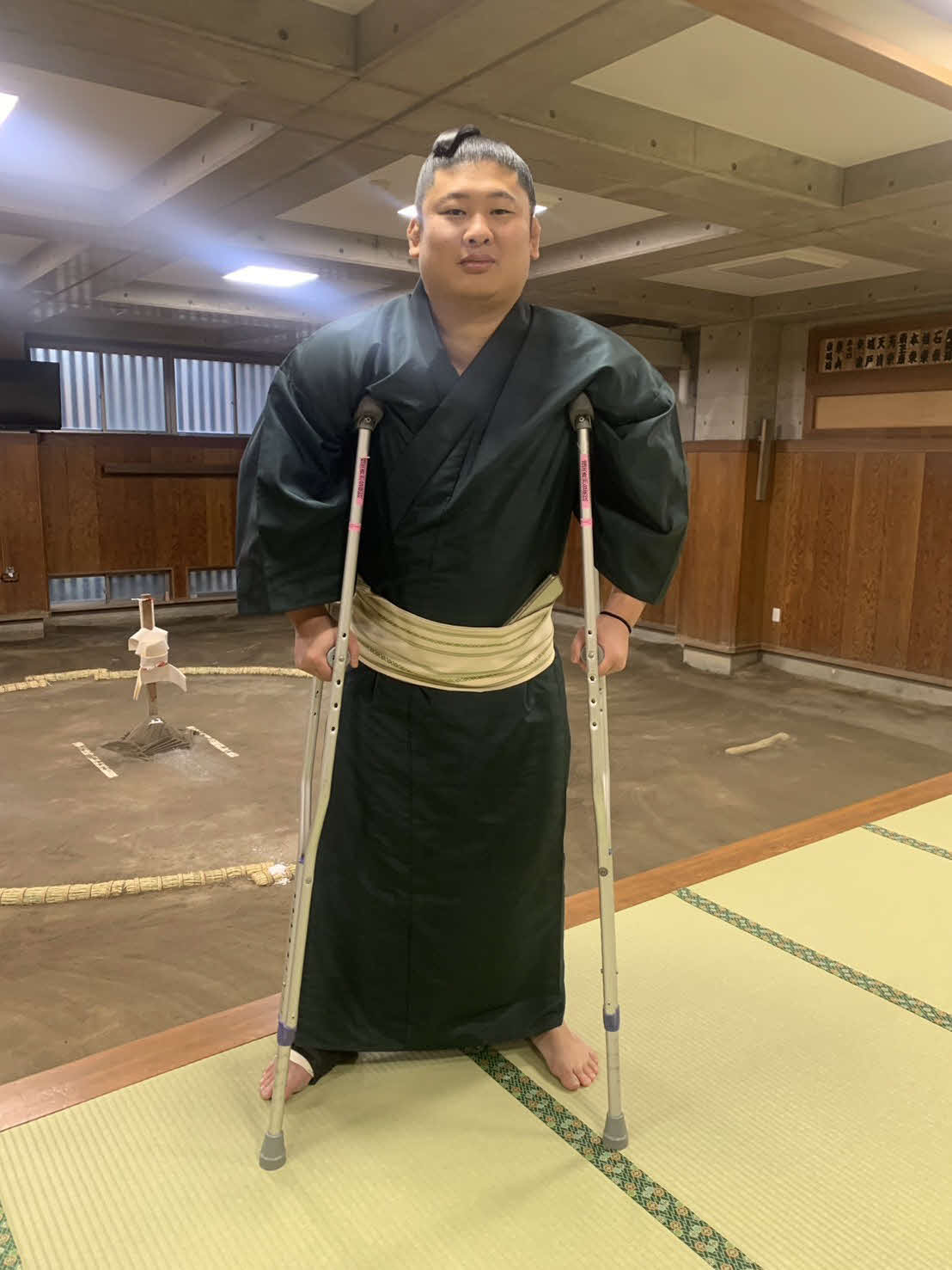 右足甲を負傷し、20日に退院した東俊隆（本人提供写真）