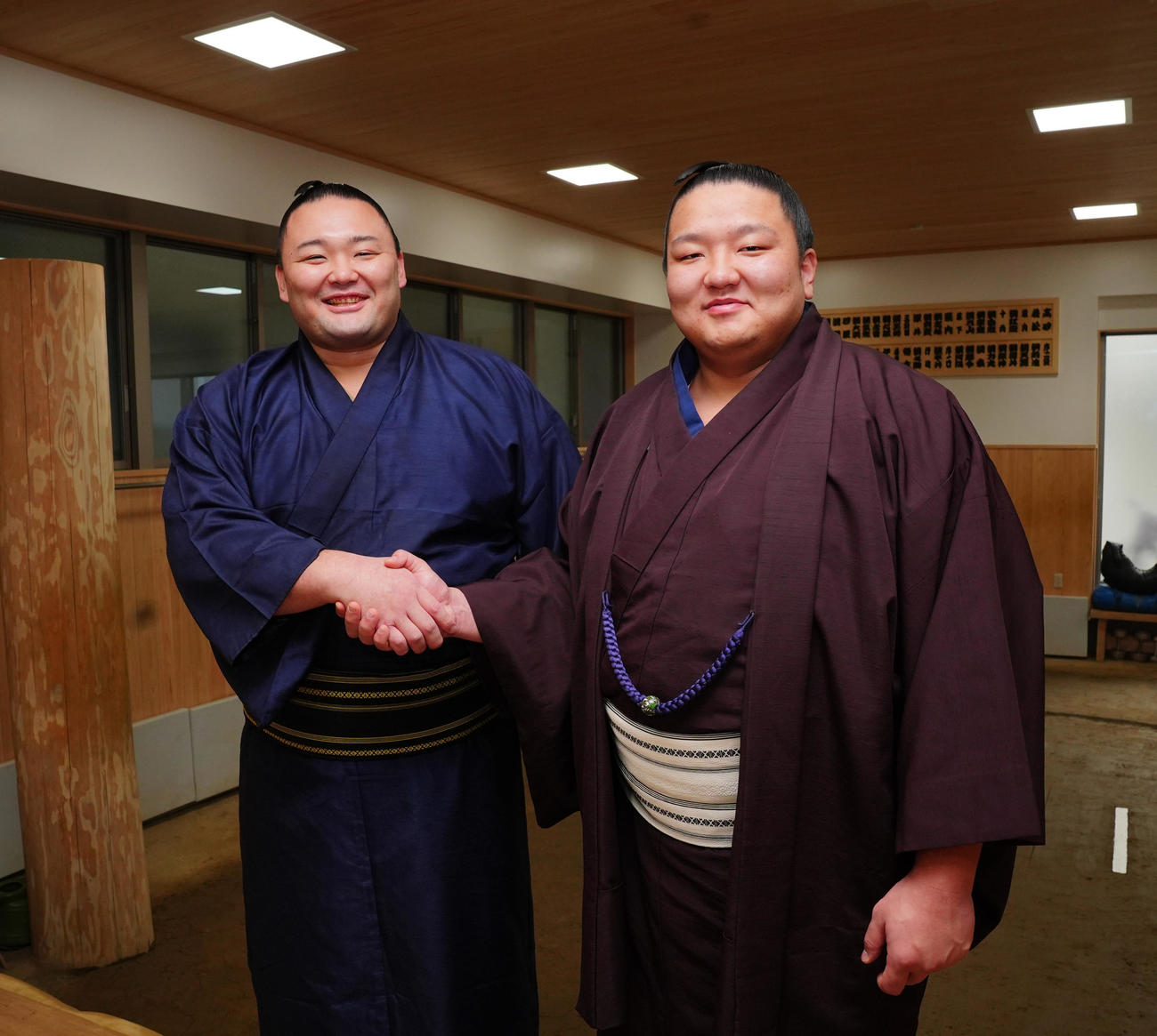 新入幕の朝白龍（右）は再入幕の朝乃山と笑顔で写真に納まる（撮影・垰建太）