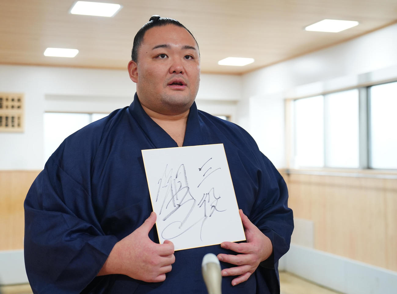 再入幕の朝乃山は来年の抱負を漢字で「三役」と記し取材に応じる（撮影・垰建太）