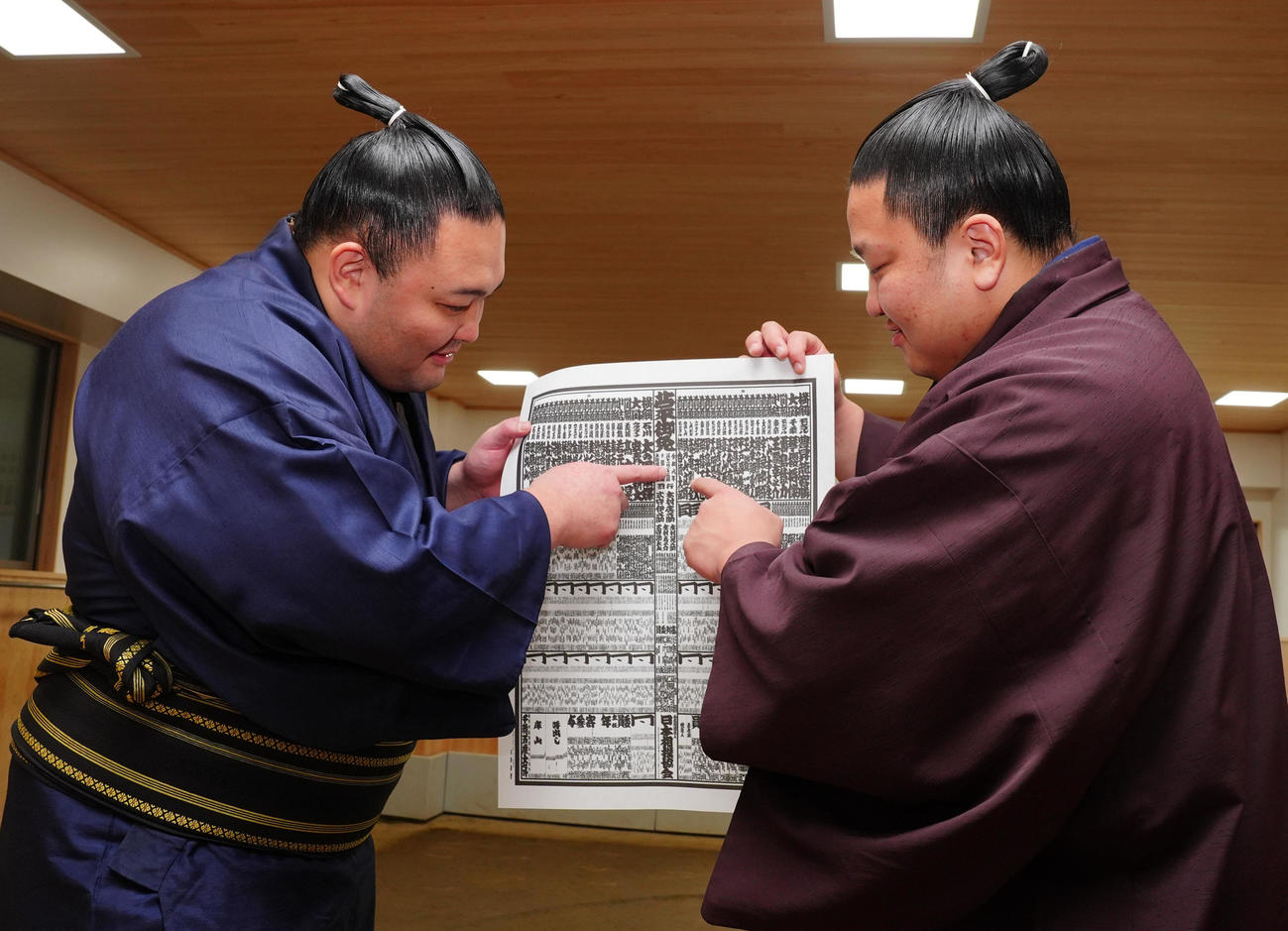 新入幕の朝白龍（右）は再入幕の朝乃山と番付表を見つめる（撮影・垰建太）