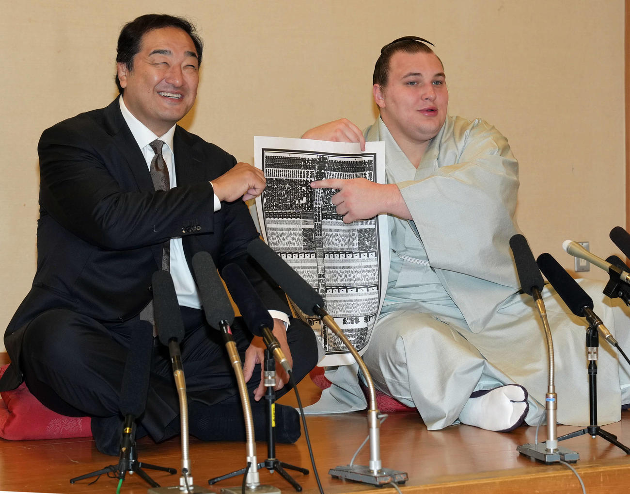 番付発表会見で笑顔を見せる新大関安青錦。左は安治川親方（撮影・たえ見朱実）