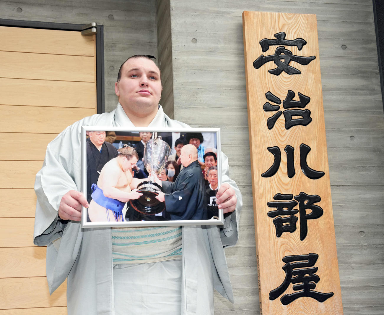 写真パネルを手に記念撮影に納まる新大関安青錦（撮影・たえ見朱実）