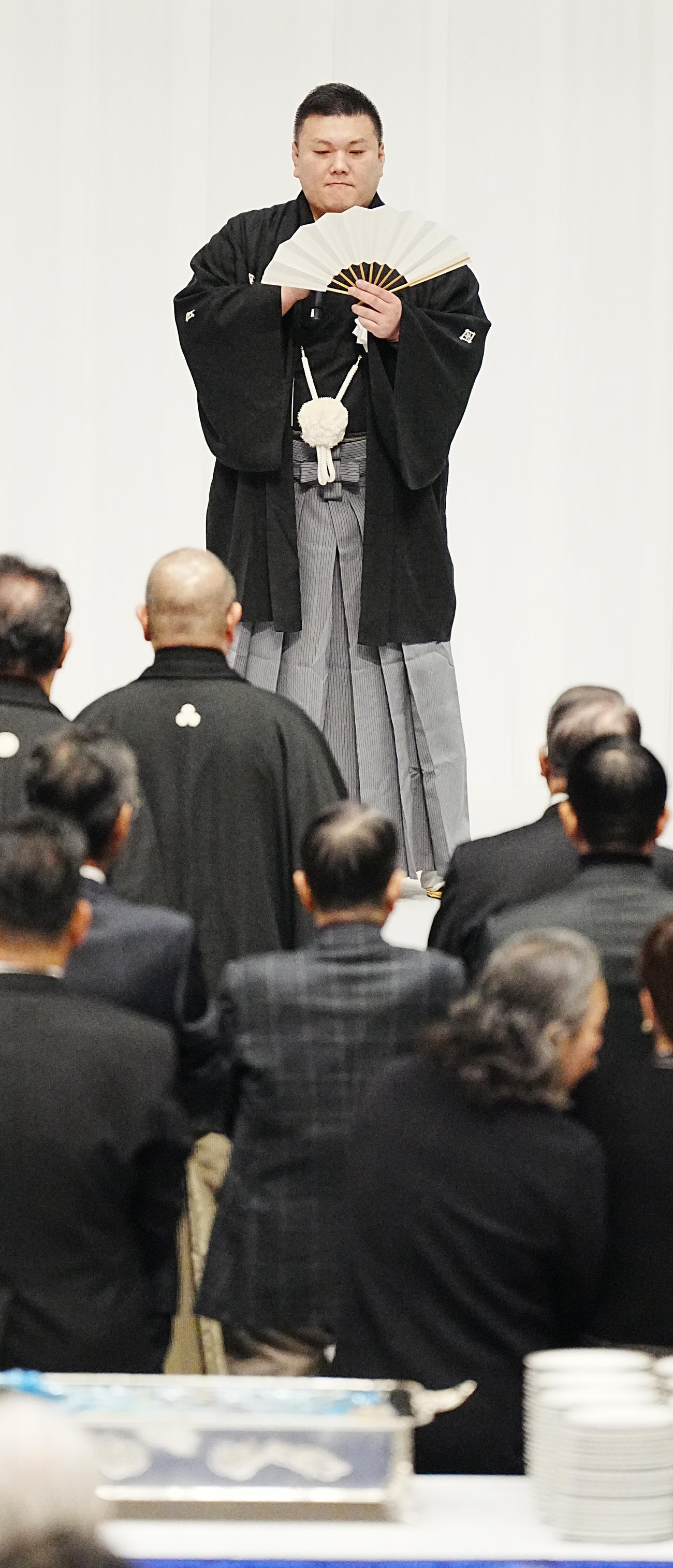 日本相撲協会財団法人設立100周年記念式典で相撲甚句を披露する春日山親方（元関脇）＝2025年12月23日