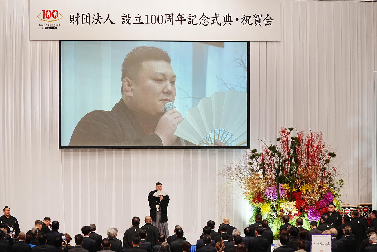 日本相撲協会財団法人設立100周年記念式典で相撲甚句を披露する春日山親方（元関脇）＝2025年12月23日