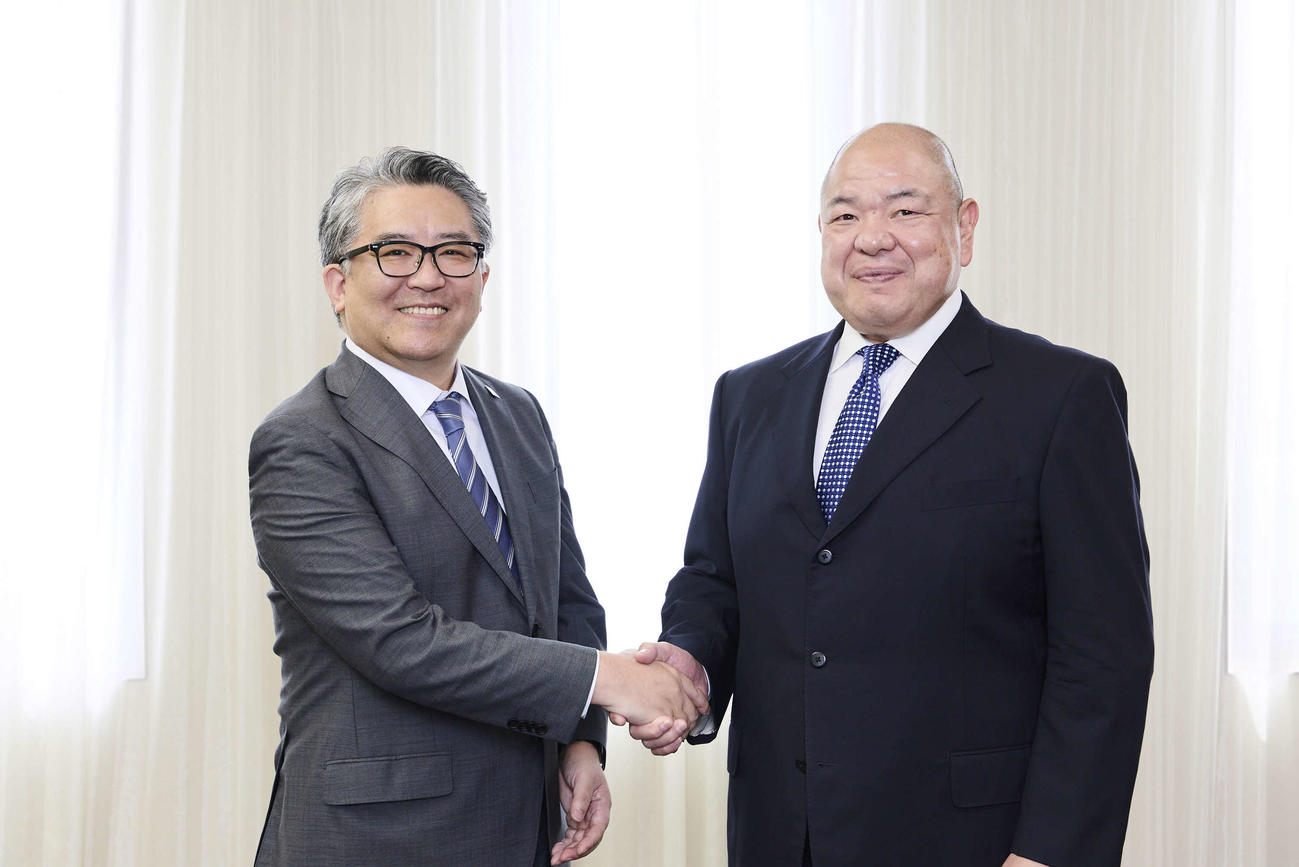 日本相撲協会の八角理事長（右）とHIROTSUバイオサイエンス代表取締役CEO広津崇亮氏