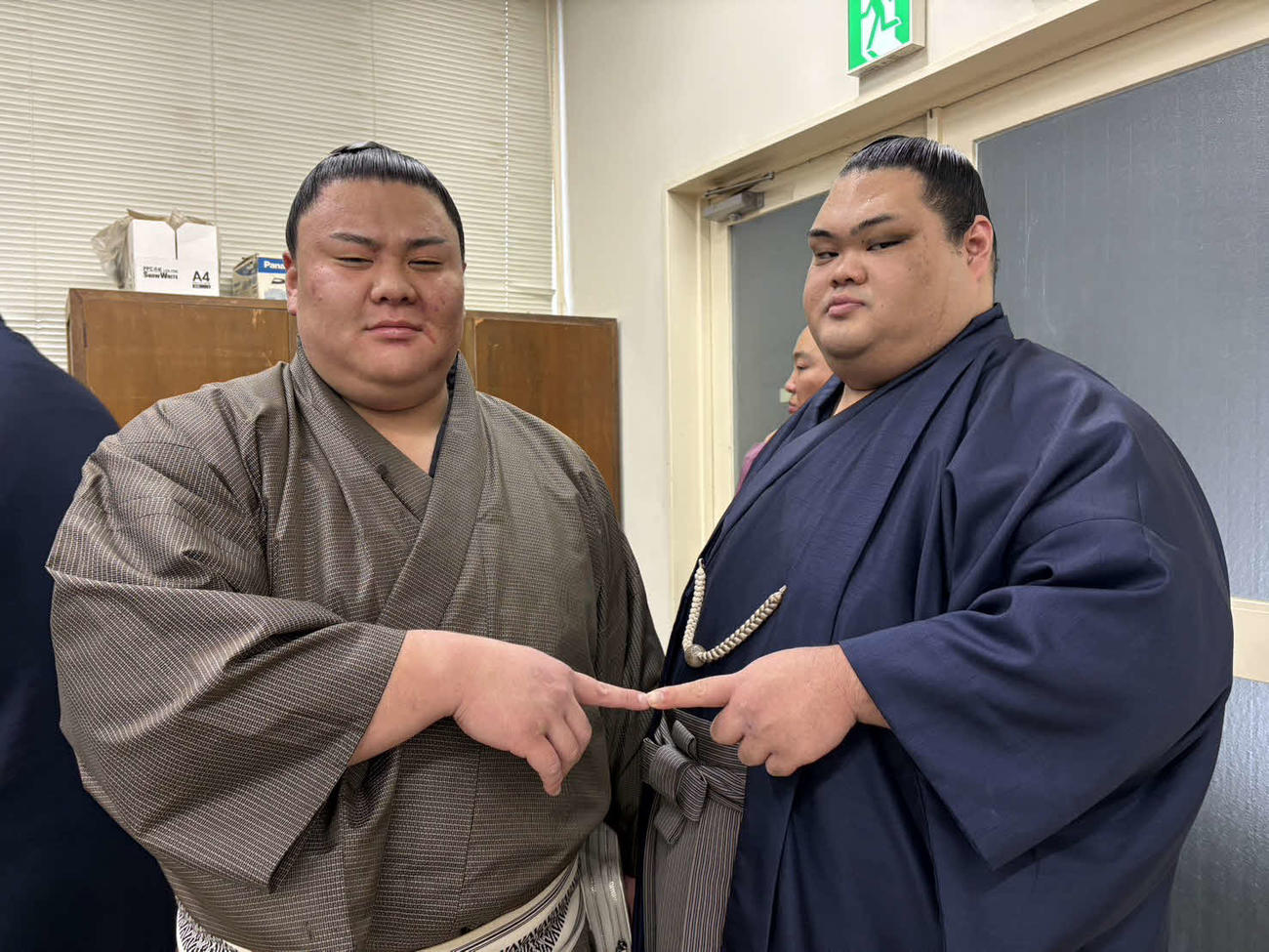 新十両の一意（右）と日大の同期の義ノ富士