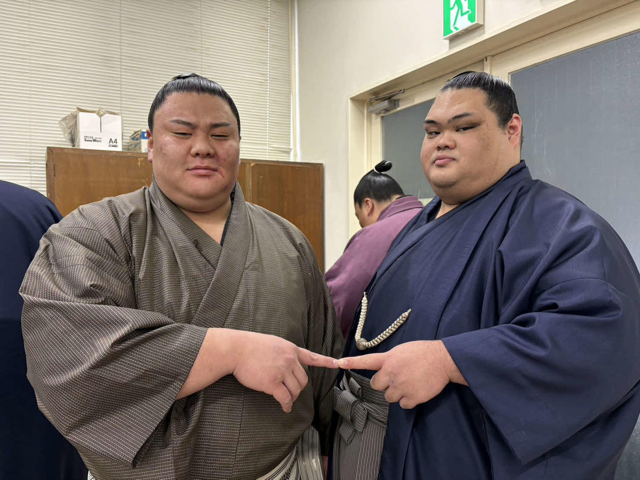 新十両の一意（右）と日大の同期の義ノ富士