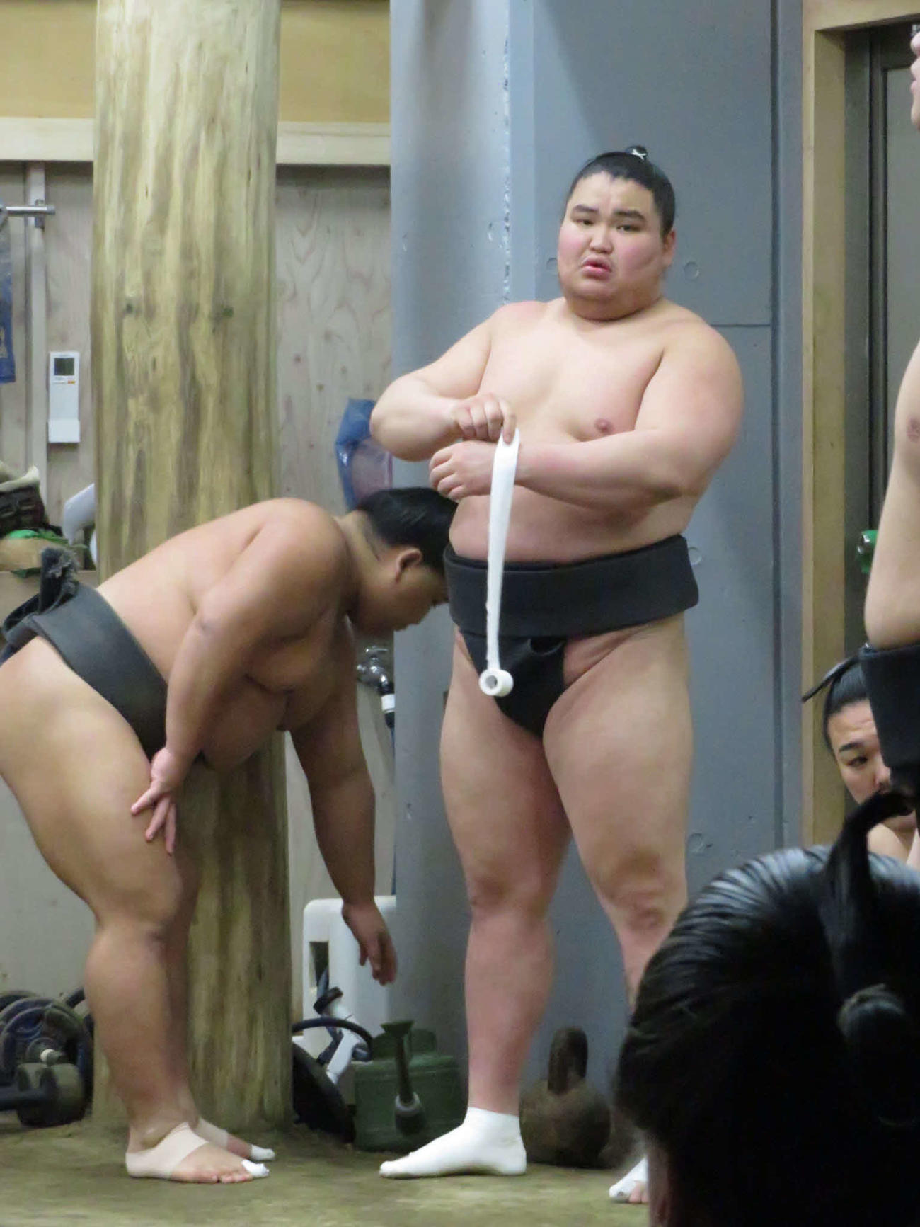 申し合いの前にテーピングを巻く旭富士