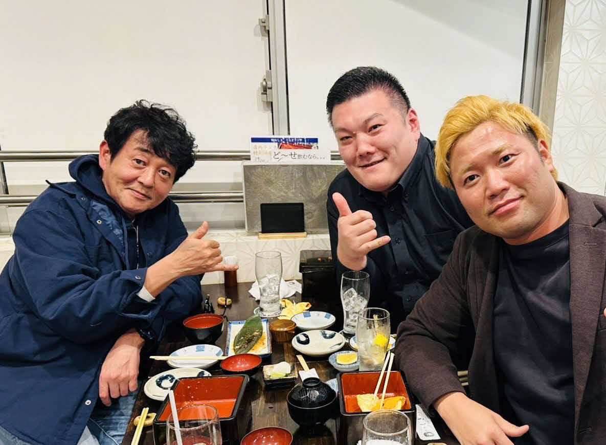 このほど会食した（左から）TUBE前田亘輝、春日山親方（元関脇勢）、全日本プロレスの宮原健斗（宮原健斗のXから）