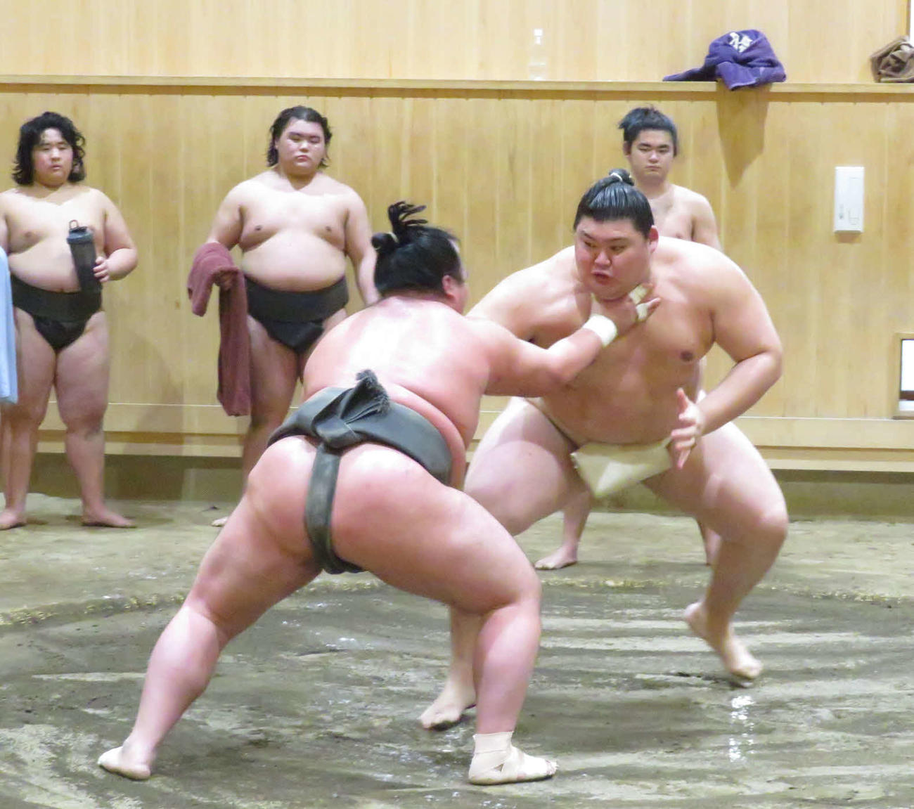 稽古始めで幕下の花の海（手前左）と相撲を取る稽古を繰り返した大の里（同右）