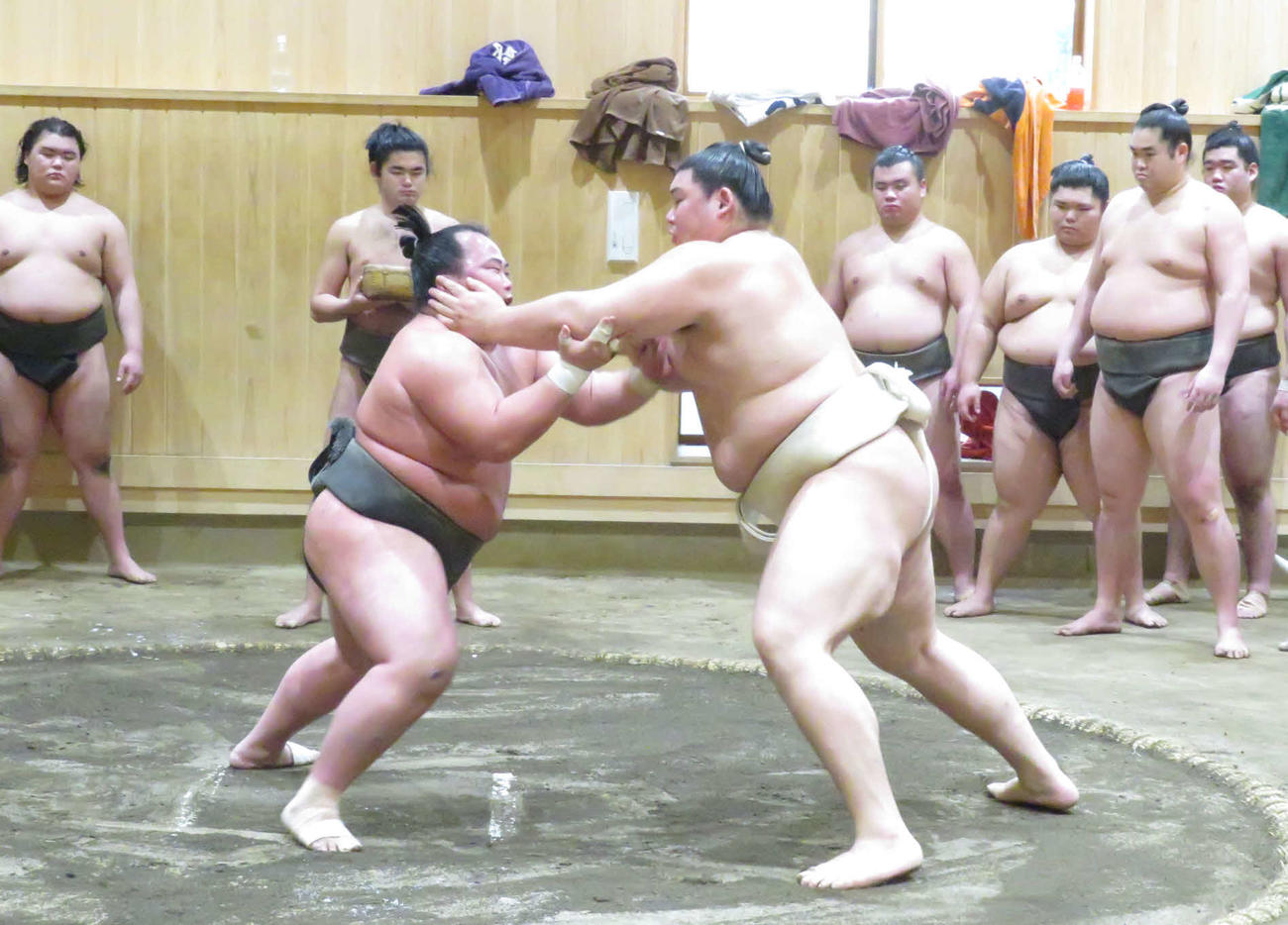 稽古始めで幕下の花の海（手前左）と相撲を取る稽古を繰り返した大の里（同右）