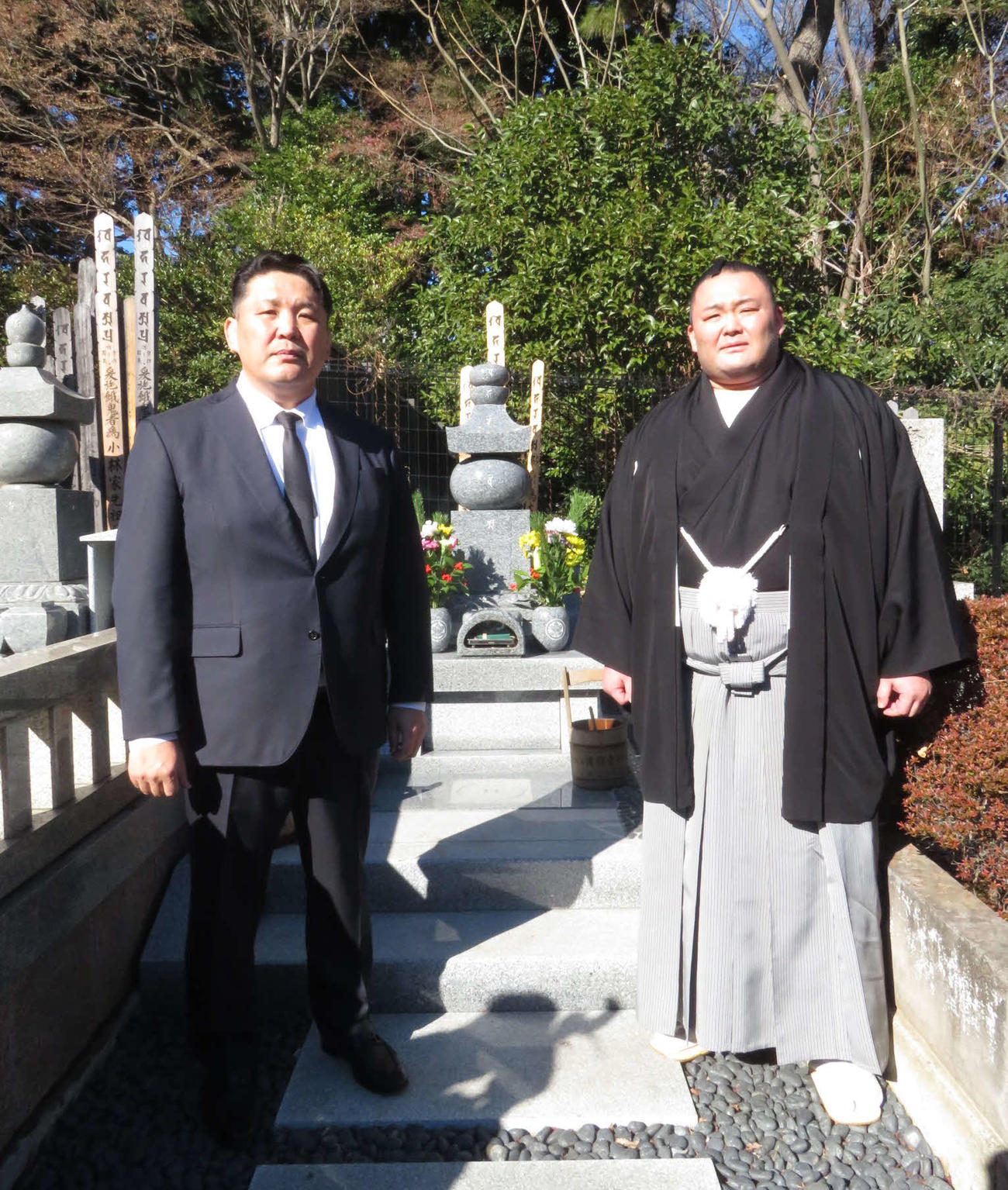 元大関朝潮で先代高砂親方の長岡末弘さんの墓参りに訪れた高砂親方（左）と朝乃山