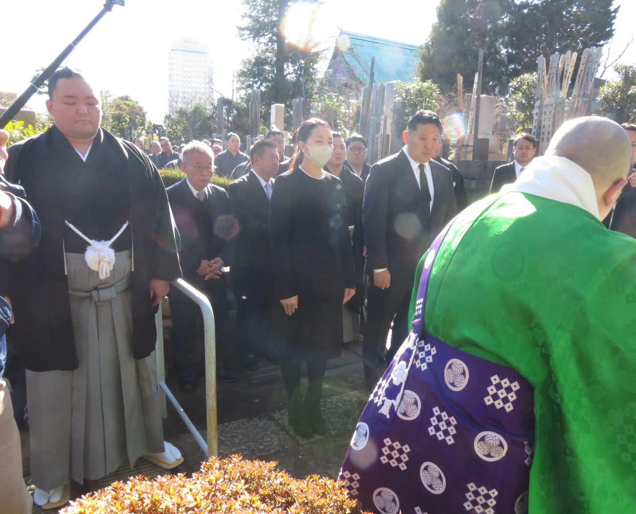 元大関朝潮で先代高砂親方の長岡末弘さんの墓参りに訪れた高砂親方（前列右）、朝乃山（左端）ら高砂部屋関係者