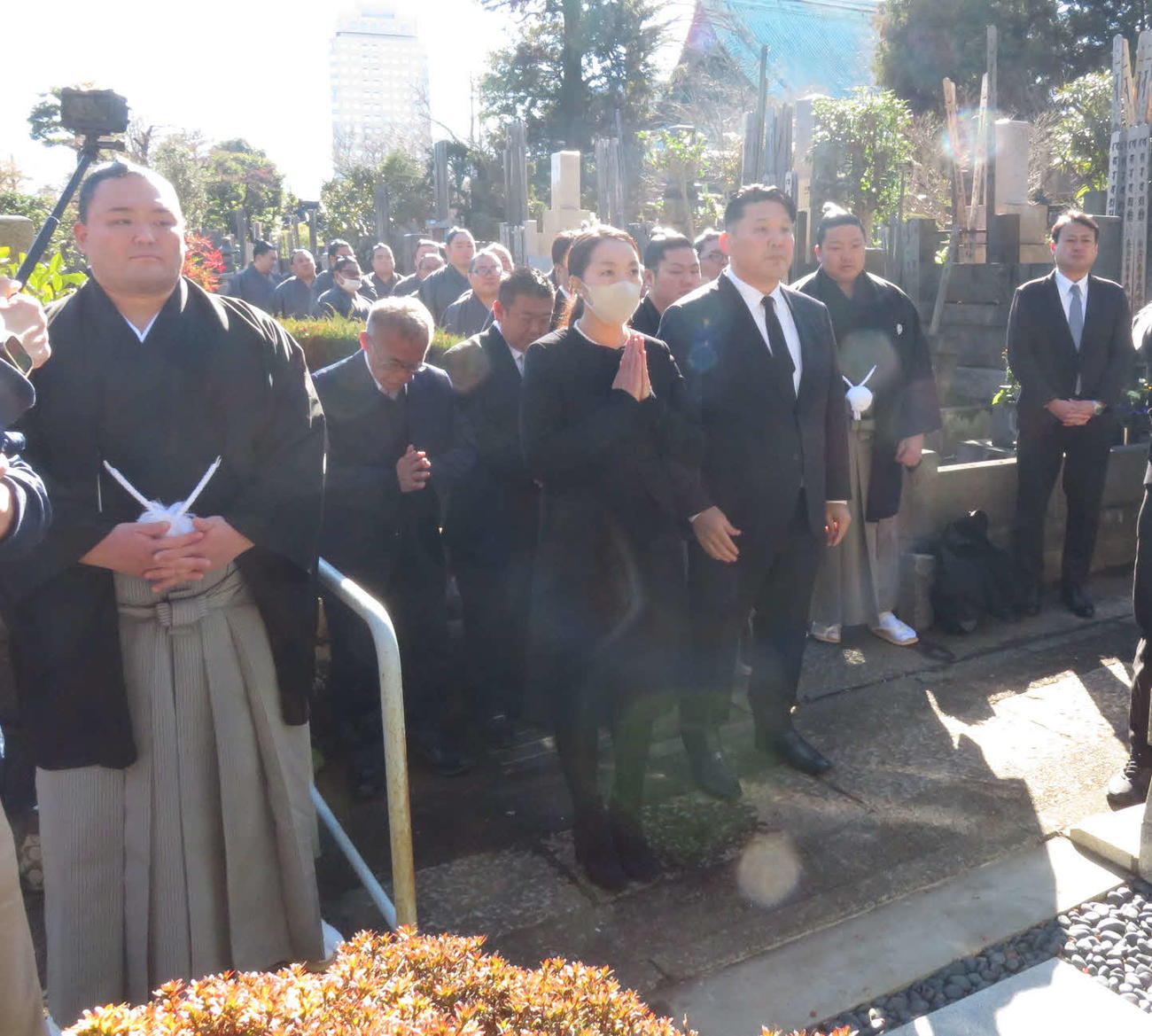 元大関朝潮で先代高砂親方の長岡末弘さんの墓参りに訪れた高砂親方（前列右）、朝乃山（左端）ら高砂部屋関係者