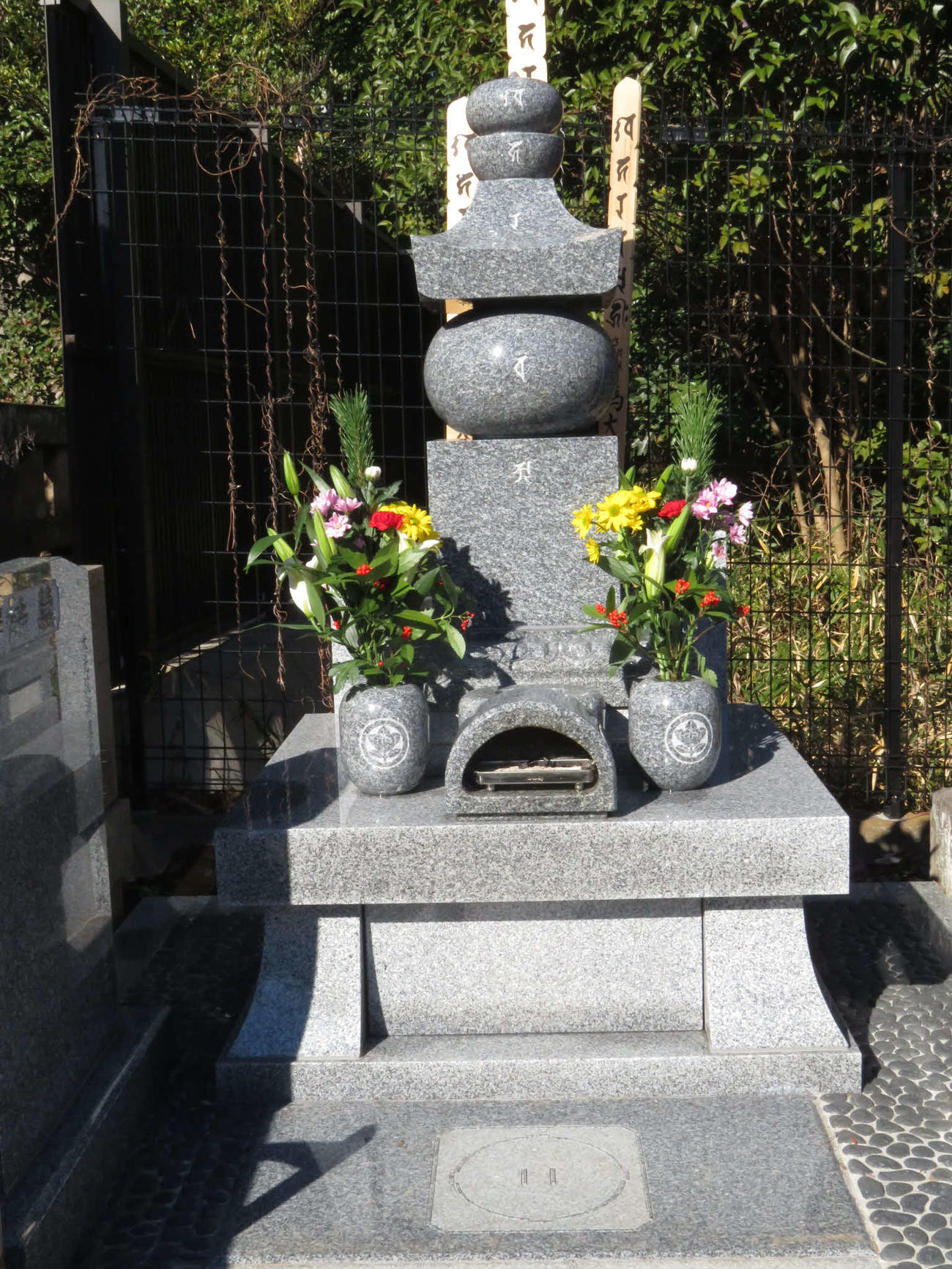東京・文京区の護国寺にある元大関朝潮で先代高砂親方の長岡末弘さんの墓。手前の墓石には土俵が刻まれていた