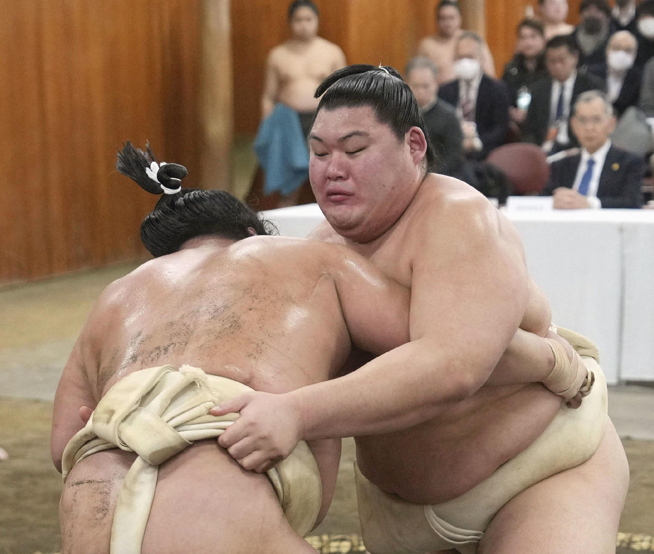 稽古総見で汗を流す大の里＝東京・両国国技館の相撲教習所（代表撮影）