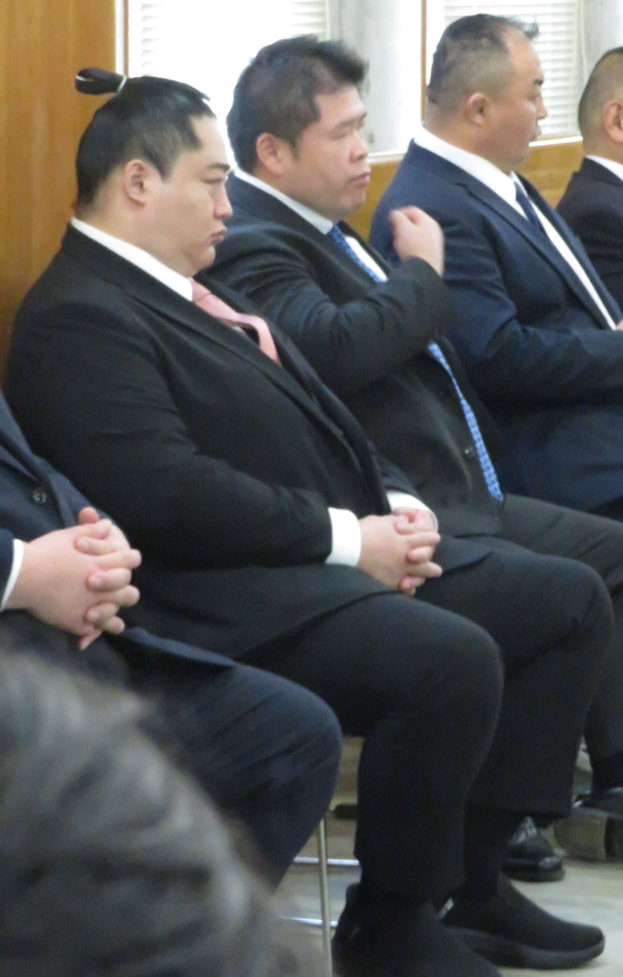 時津風一門の連合稽古に親方として初めて参加し、熱心に稽古を見つめる元小結遠藤の北陣親方