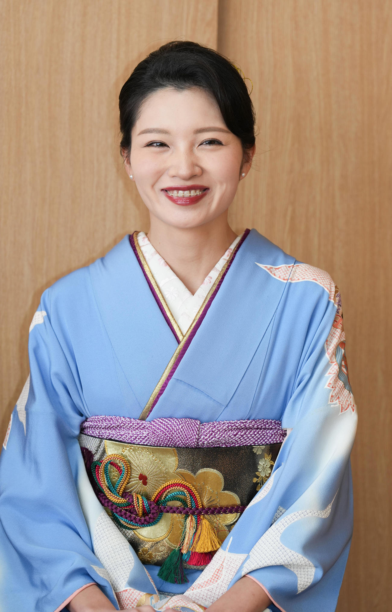 追手風部屋で結婚報告会見に臨む剣翔の婚約者、祐華さん（撮影・小沢裕）