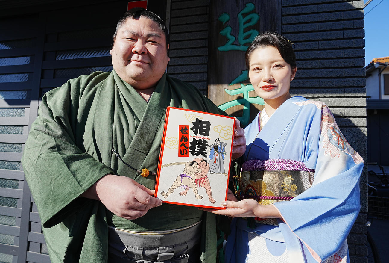 追手風部屋で結婚報告会見を終えた剣翔は報道陣のお土産に地元名産品の草加せんべいをプレゼント。右は婚約者の祐華さん（撮影・小沢裕）