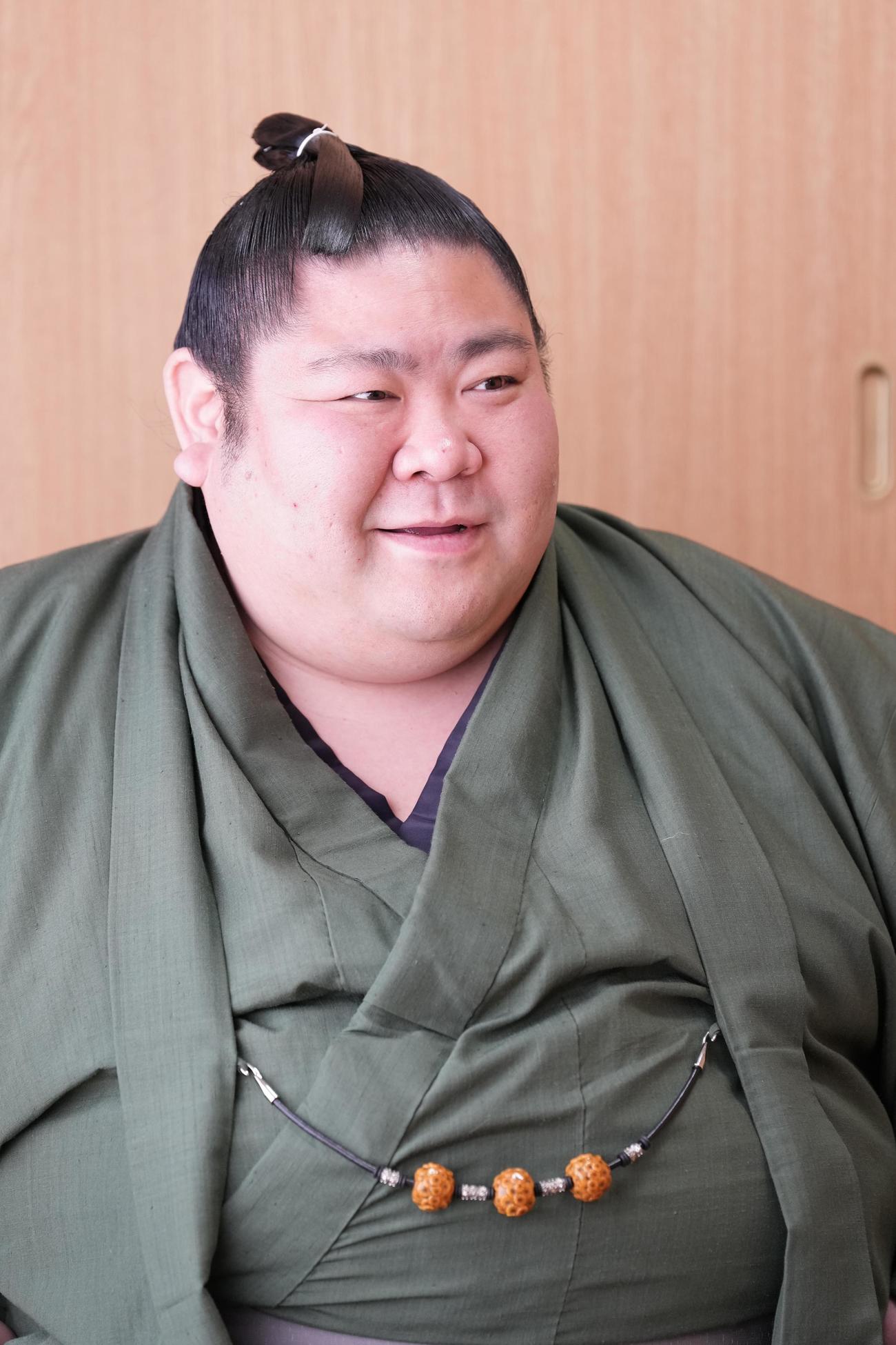 追手風部屋で結婚報告会見に臨む剣翔（撮影・小沢裕）