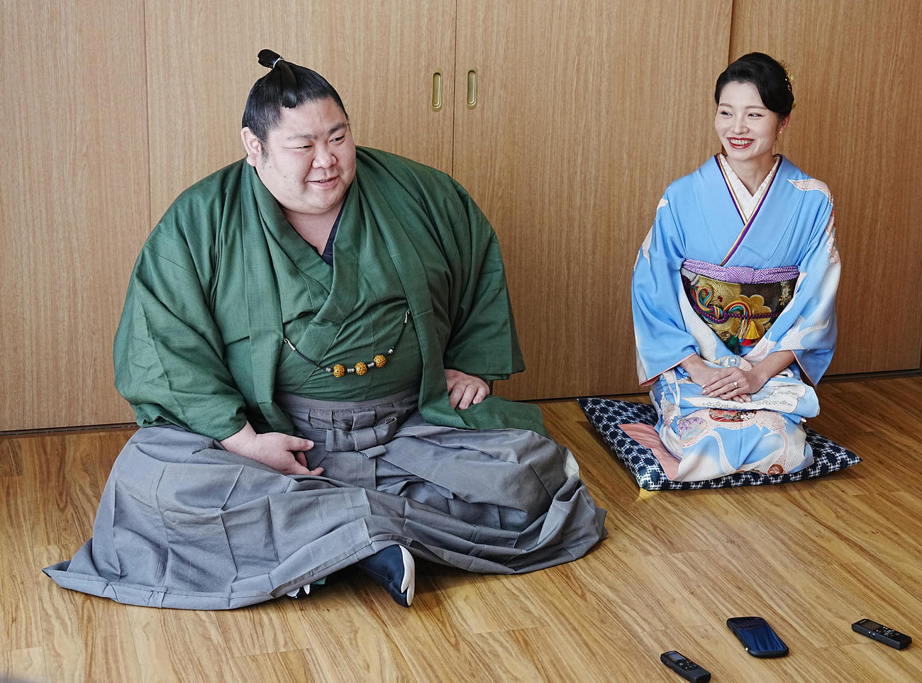 追手風部屋で結婚報告会見に臨む剣翔。右は婚約者の祐華さん（撮影・小沢裕）