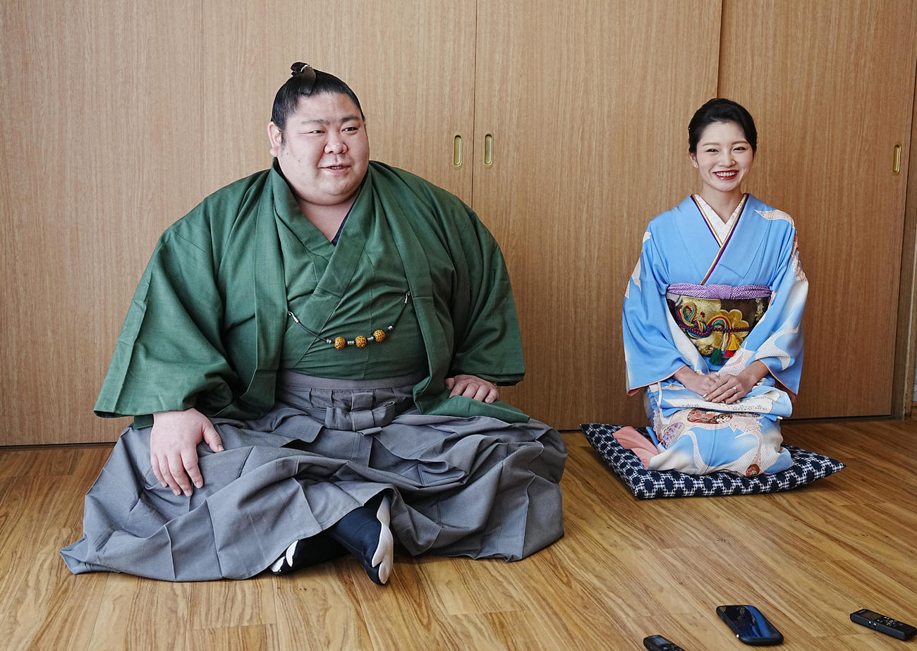 追手風部屋で結婚報告会見に臨む剣翔。右は婚約者の祐華さん（撮影・小沢裕）