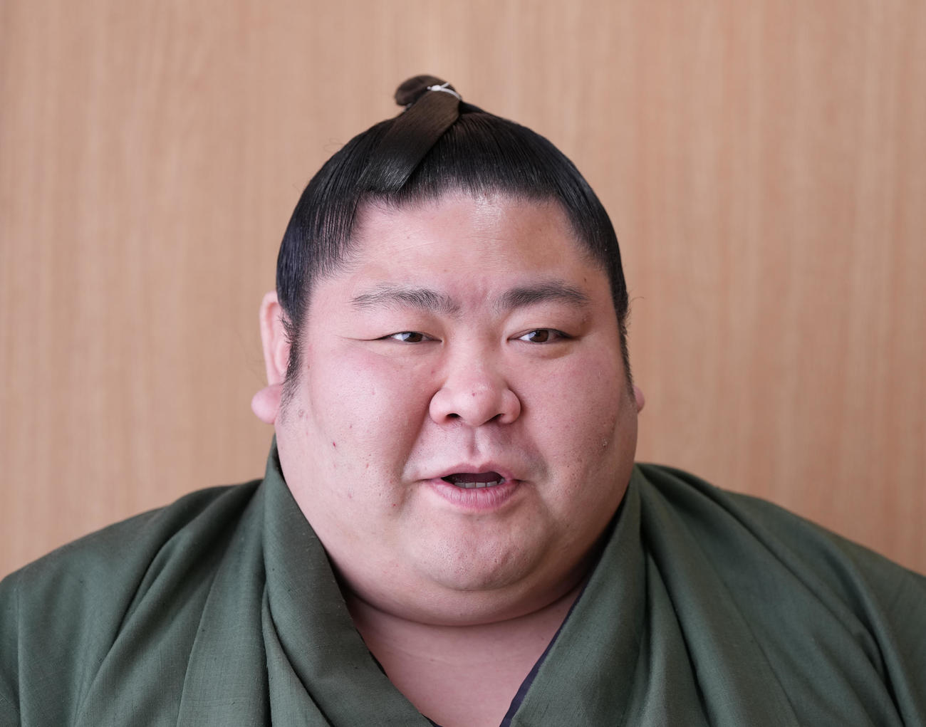 追手風部屋で結婚報告会見に臨む剣翔（撮影・小沢裕）