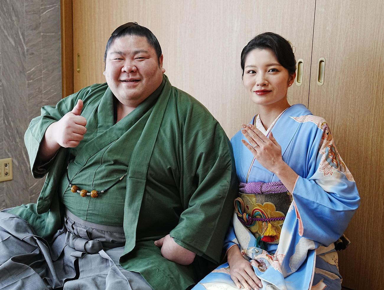 追手風部屋で結婚報告会見に臨む剣翔（左）と婚約者の祐華さん（撮影・小沢裕）
