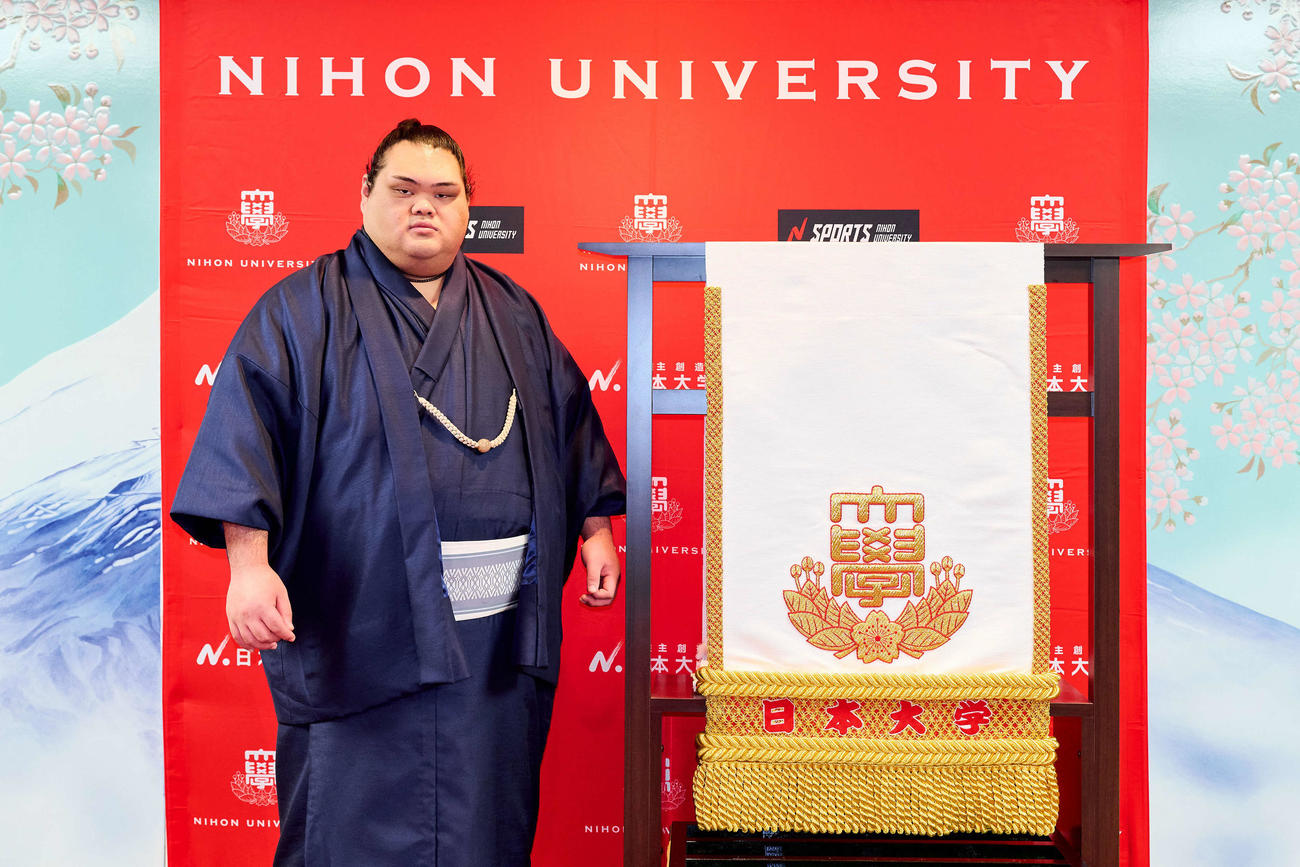 母校の日大から化粧まわしを贈られた一意（日大提供写真）