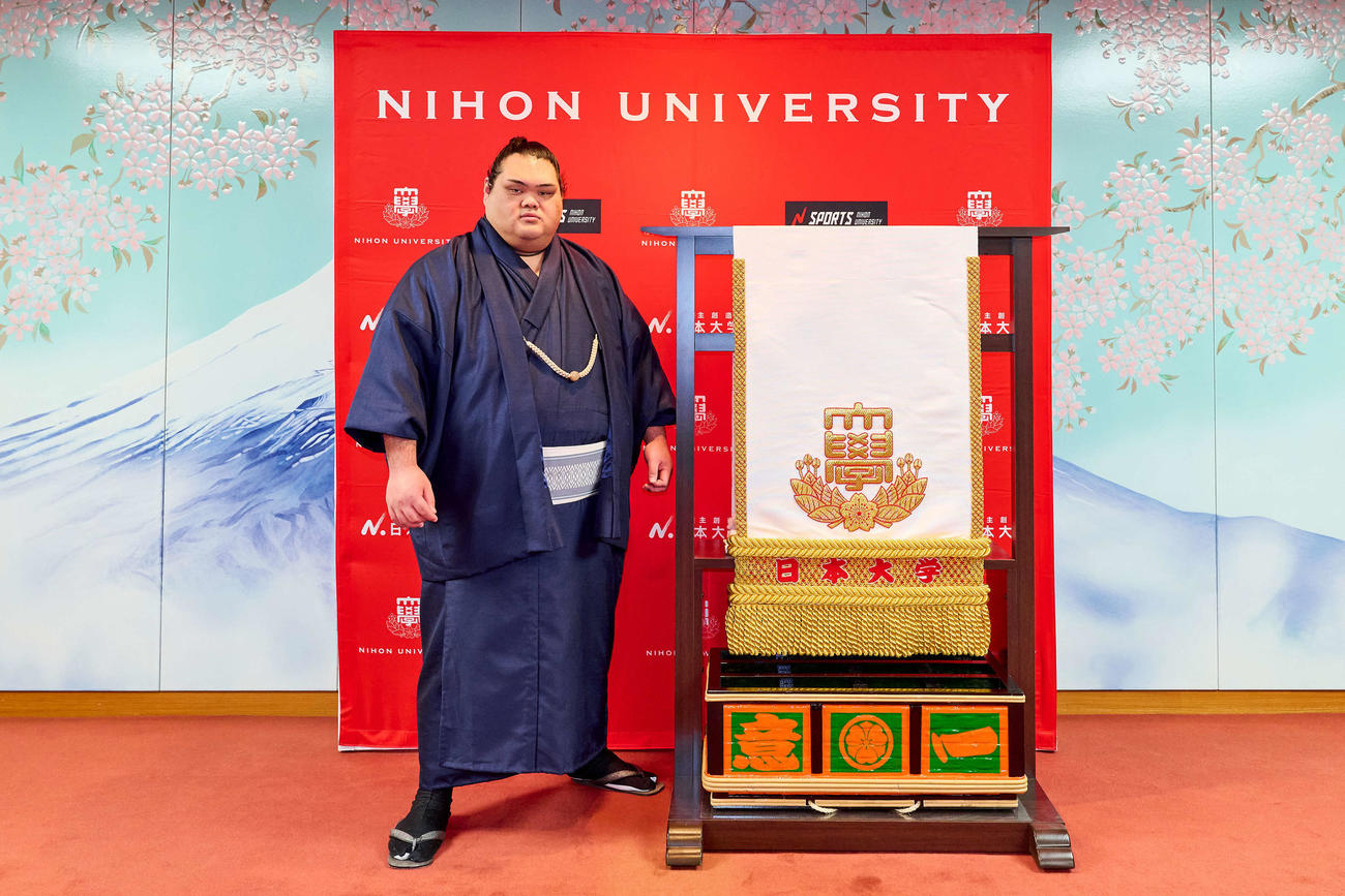 母校の日大から化粧まわしを贈られた一意（日大提供写真）