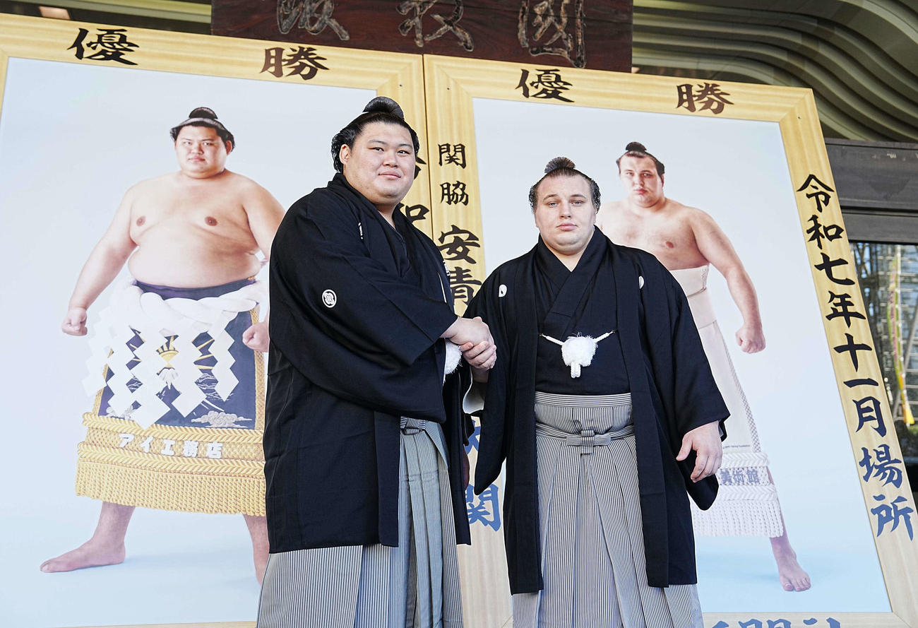 優勝額贈呈式に臨む、秋場所優勝の大の里（左）と九州場所優勝の安青錦（撮影・小沢裕）