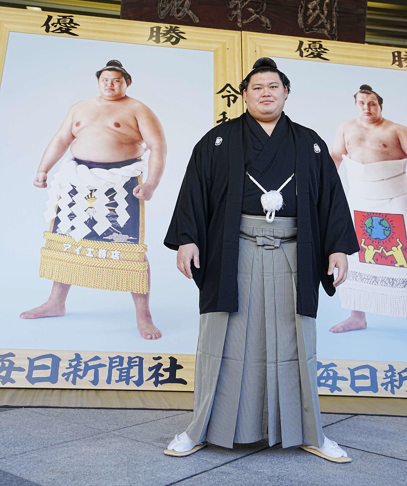 優勝額贈呈式に臨む秋場所優勝の大の里（撮影・小沢裕）