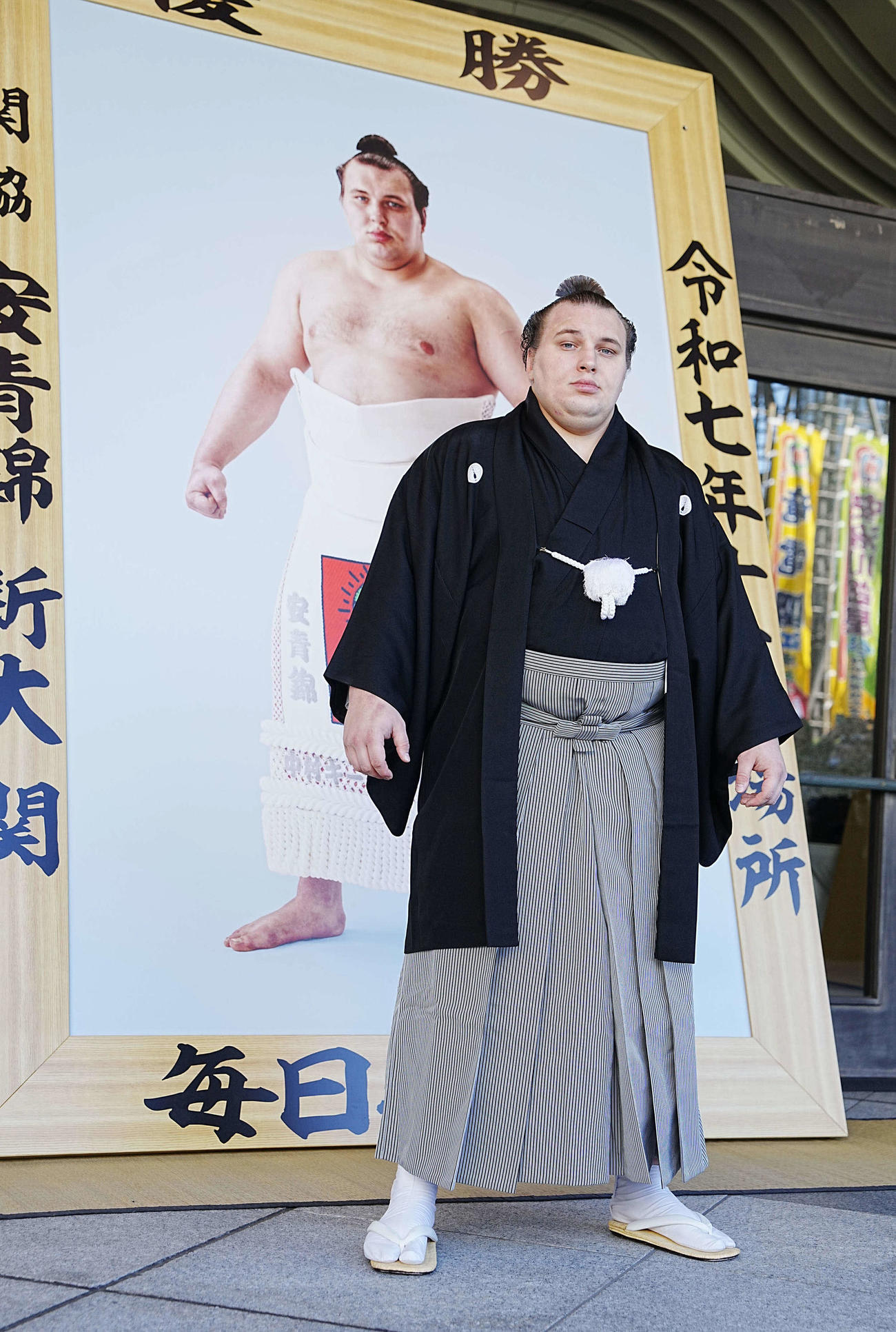 優勝額贈呈式に臨む九州場所優勝の安青錦（撮影・小沢裕）