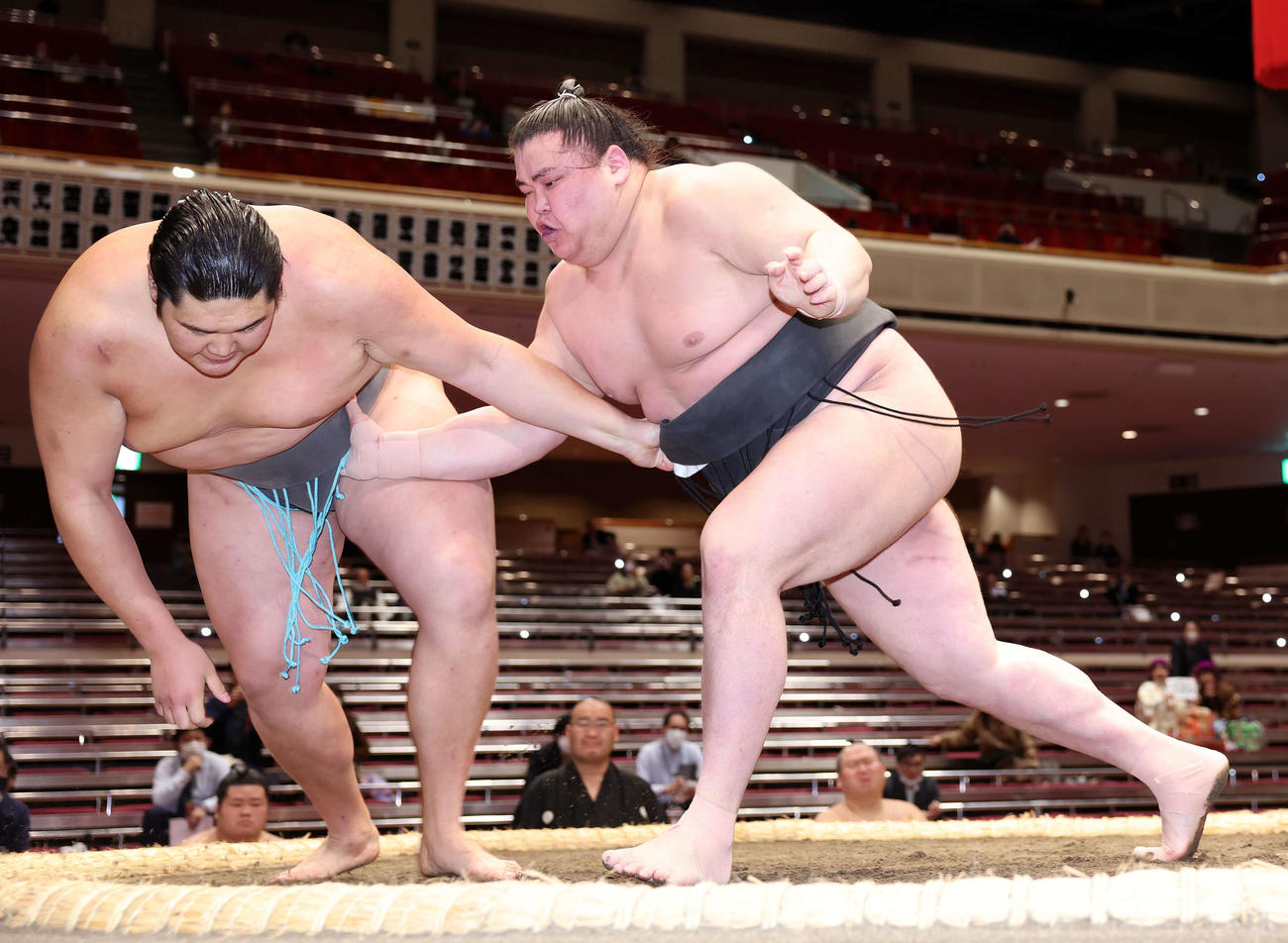 天昇山（左）を上手出し投げで破る旭富士（撮影・鈴木正人）