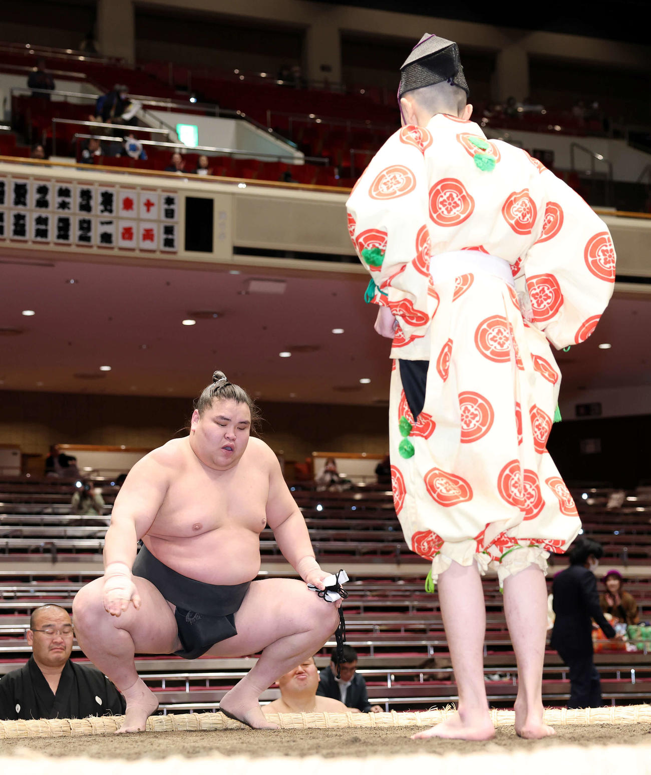 天昇山を上手出し投げで破り勝ち名乗りを受ける旭富士（撮影・鈴木正人）
